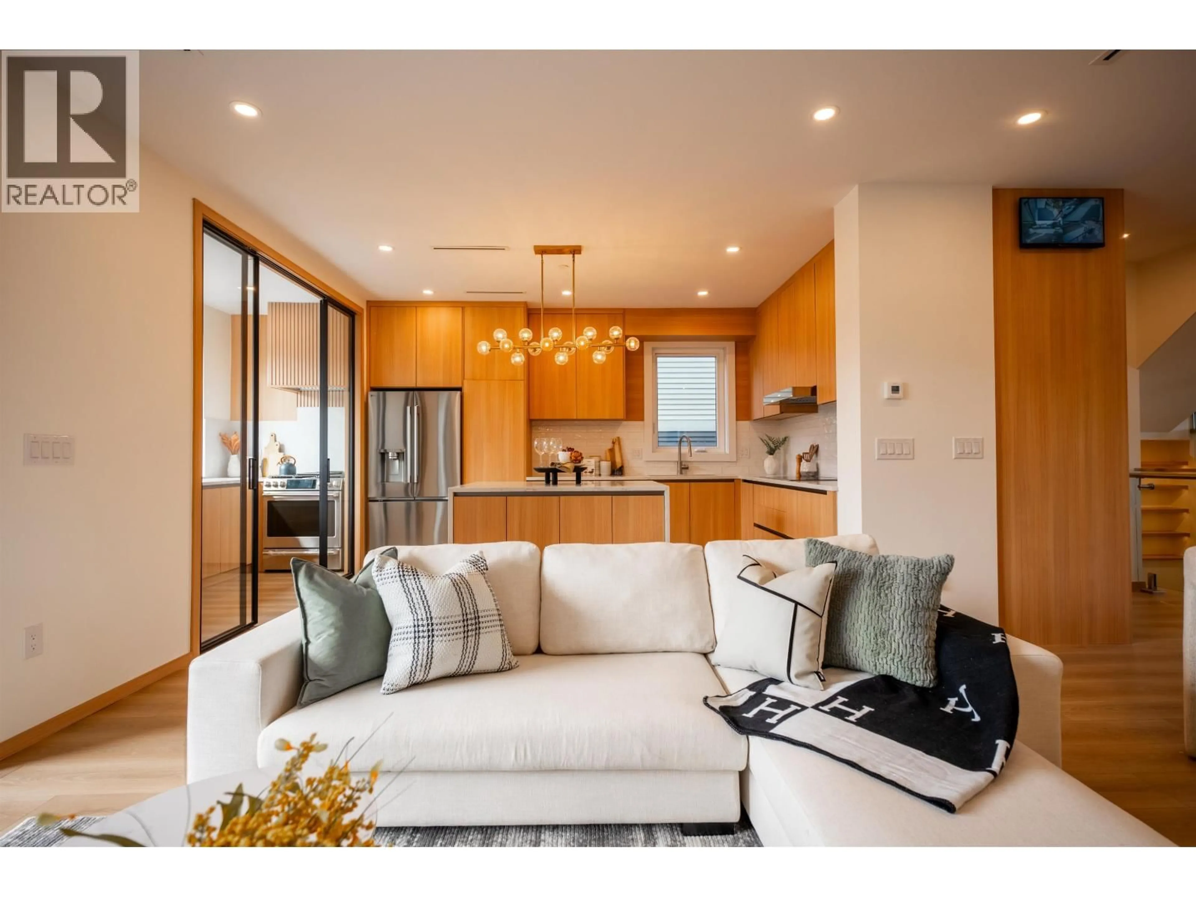 Living room with furniture, unknown for 7 HOWARD AVENUE, Burnaby British Columbia V5B1J6