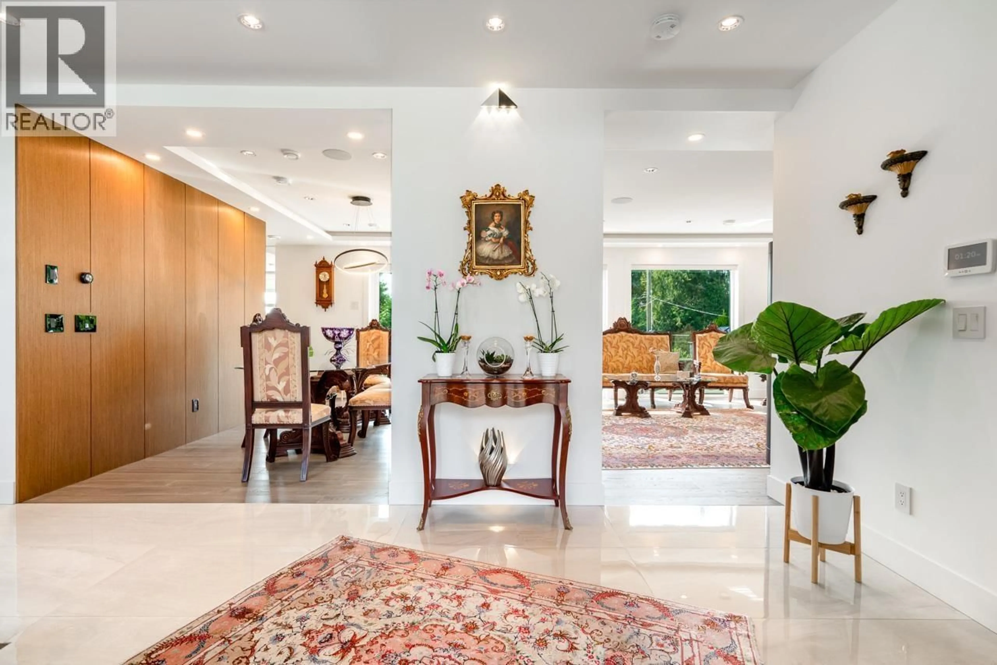 Indoor foyer for 4399 HIGHLAND BOULEVARD, North Vancouver British Columbia V7R2Z8