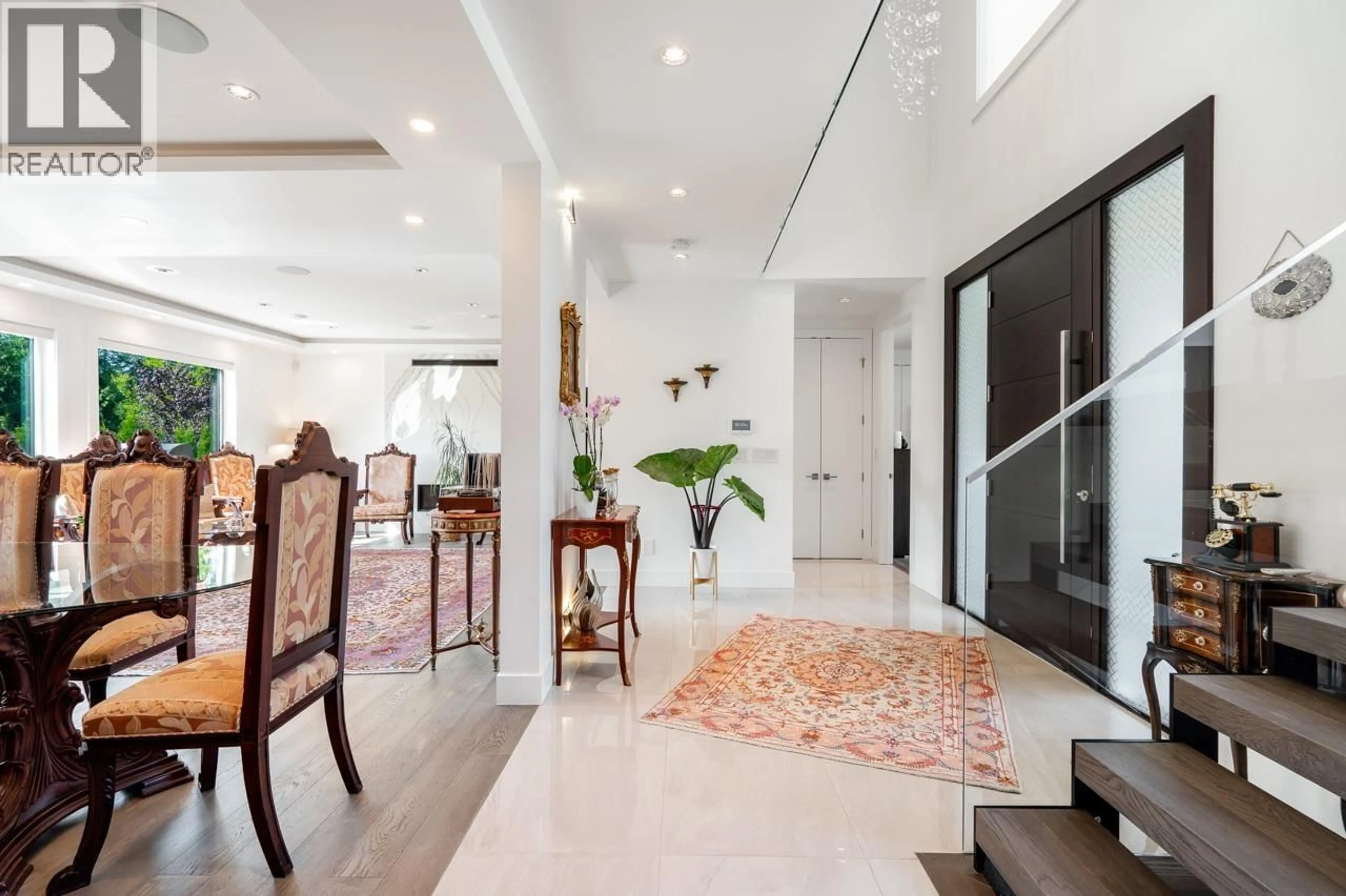 Indoor foyer for 4399 HIGHLAND BOULEVARD, North Vancouver British Columbia V7R2Z8