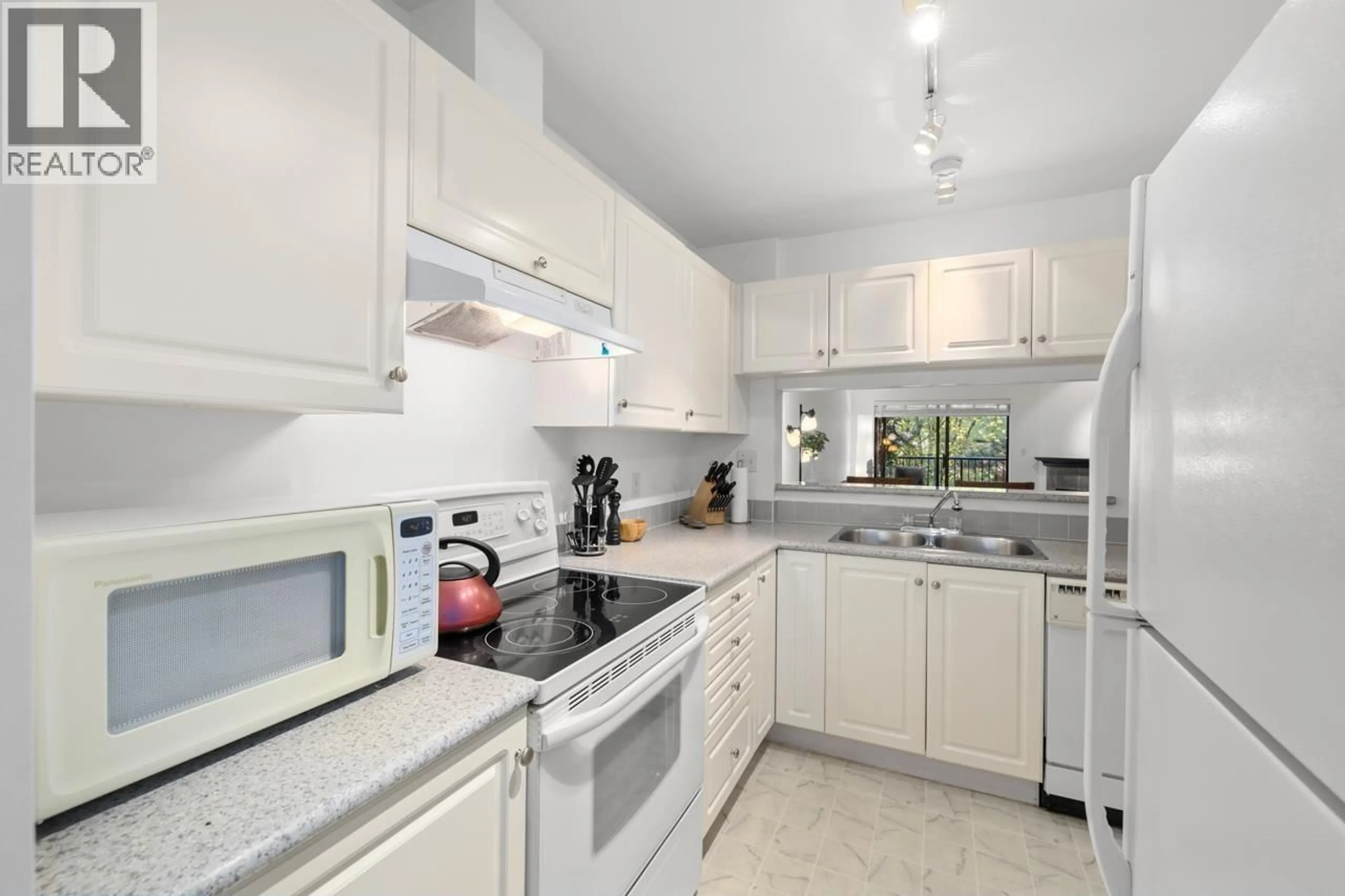 Standard kitchen, unknown for 404 - 102 BEGIN STREET, Coquitlam British Columbia V3K4V2