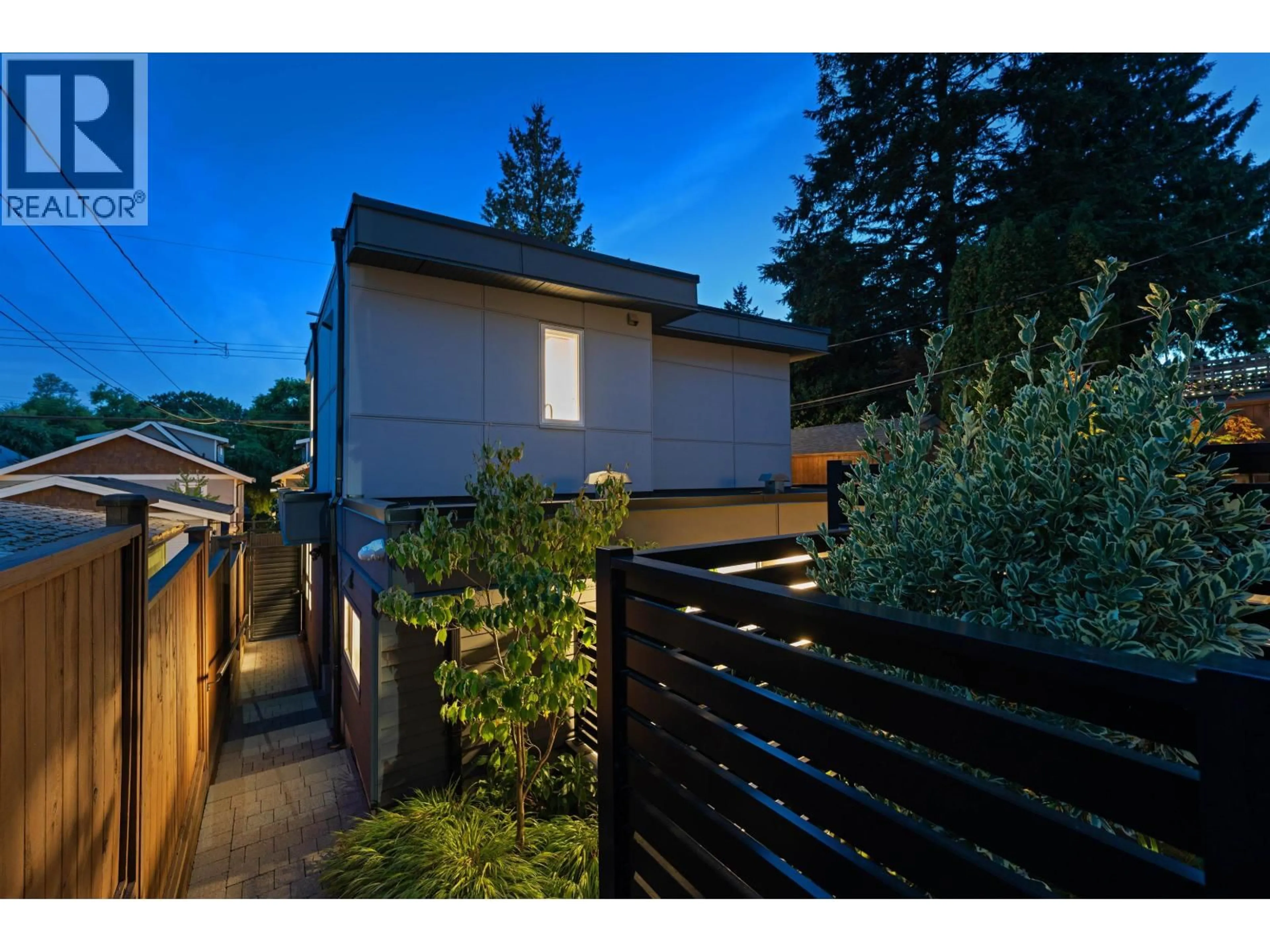 Patio, street for 2062 5TH AVENUE, Vancouver British Columbia V5N1M4