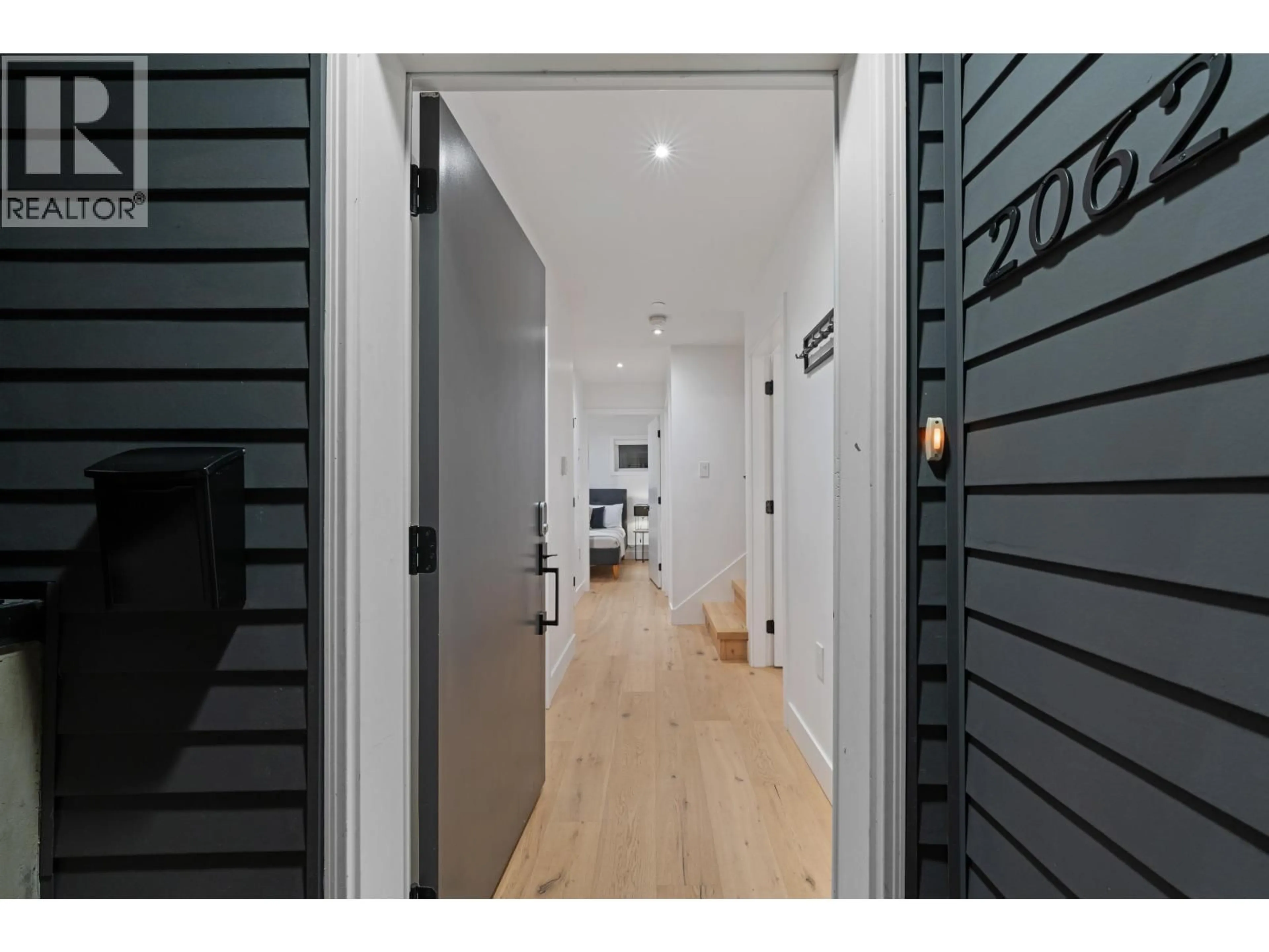 Indoor entryway for 2062 5TH AVENUE, Vancouver British Columbia V5N1M4