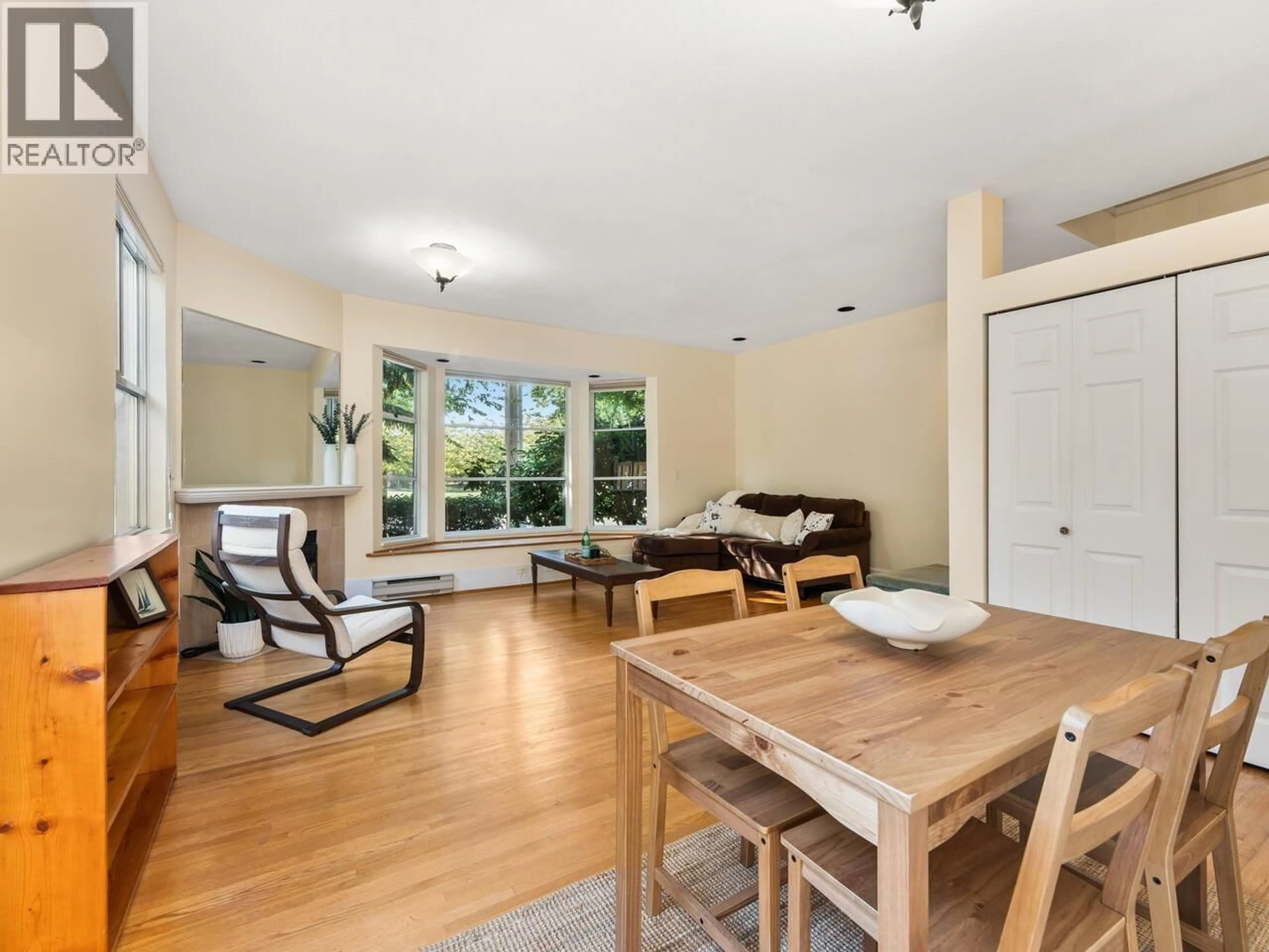 Living room with furniture, wood/laminate floor for 11 - 5400 PATTERSON AVENUE, Burnaby British Columbia V5H2M5