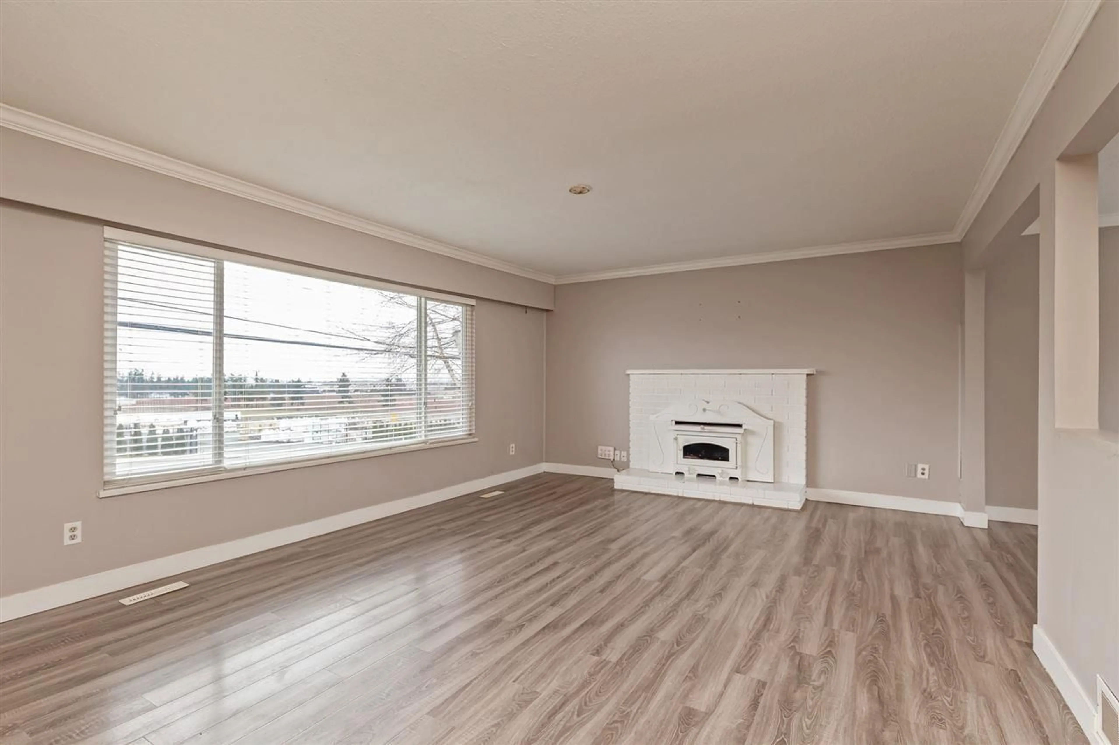 Living room with furniture, wood/laminate floor for 31511 MARSHALL, Abbotsford British Columbia V2T6B1
