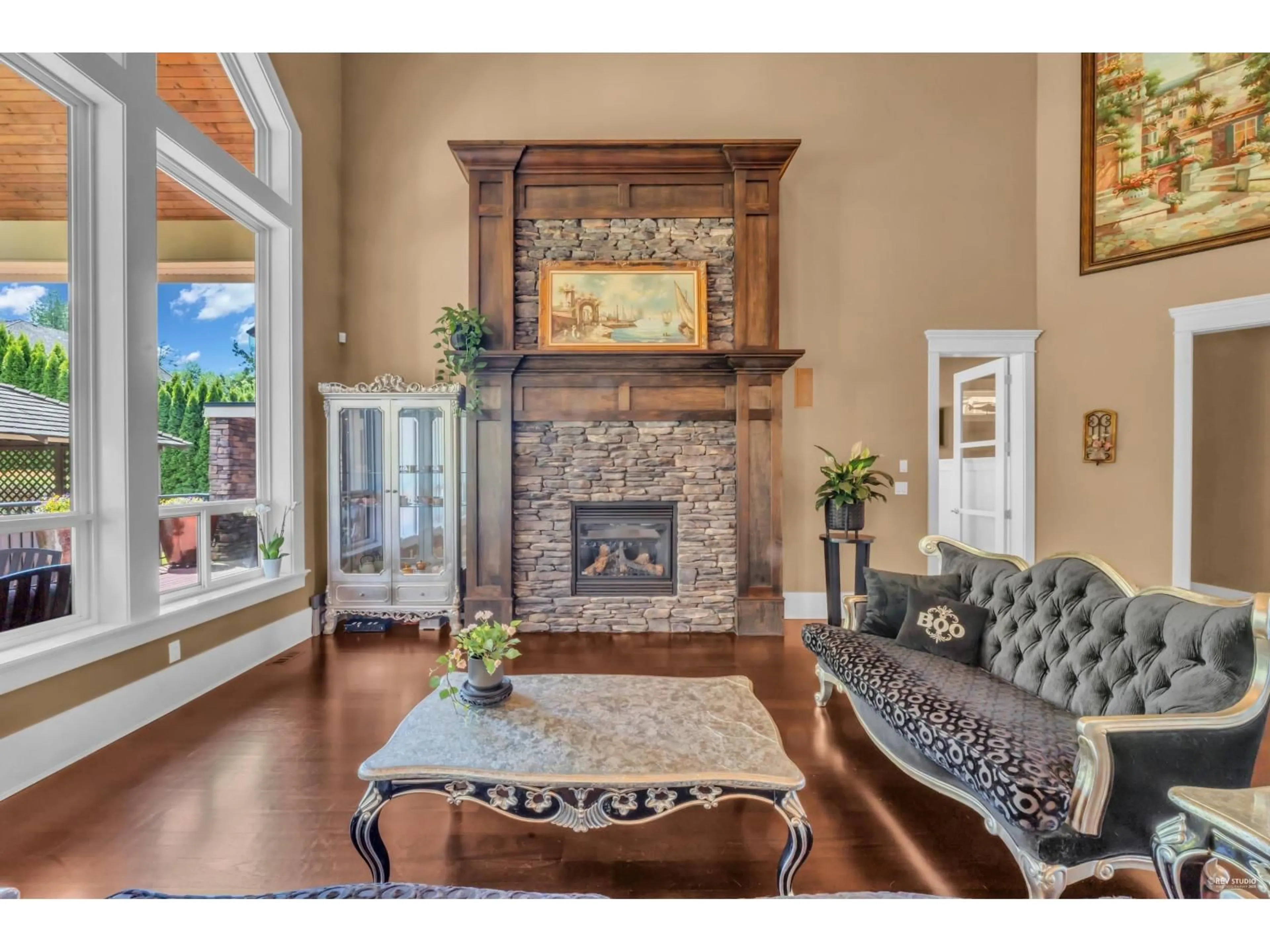 Living room with furniture, ceramic/tile floor for 16168 30, Surrey British Columbia V3Z0Z8