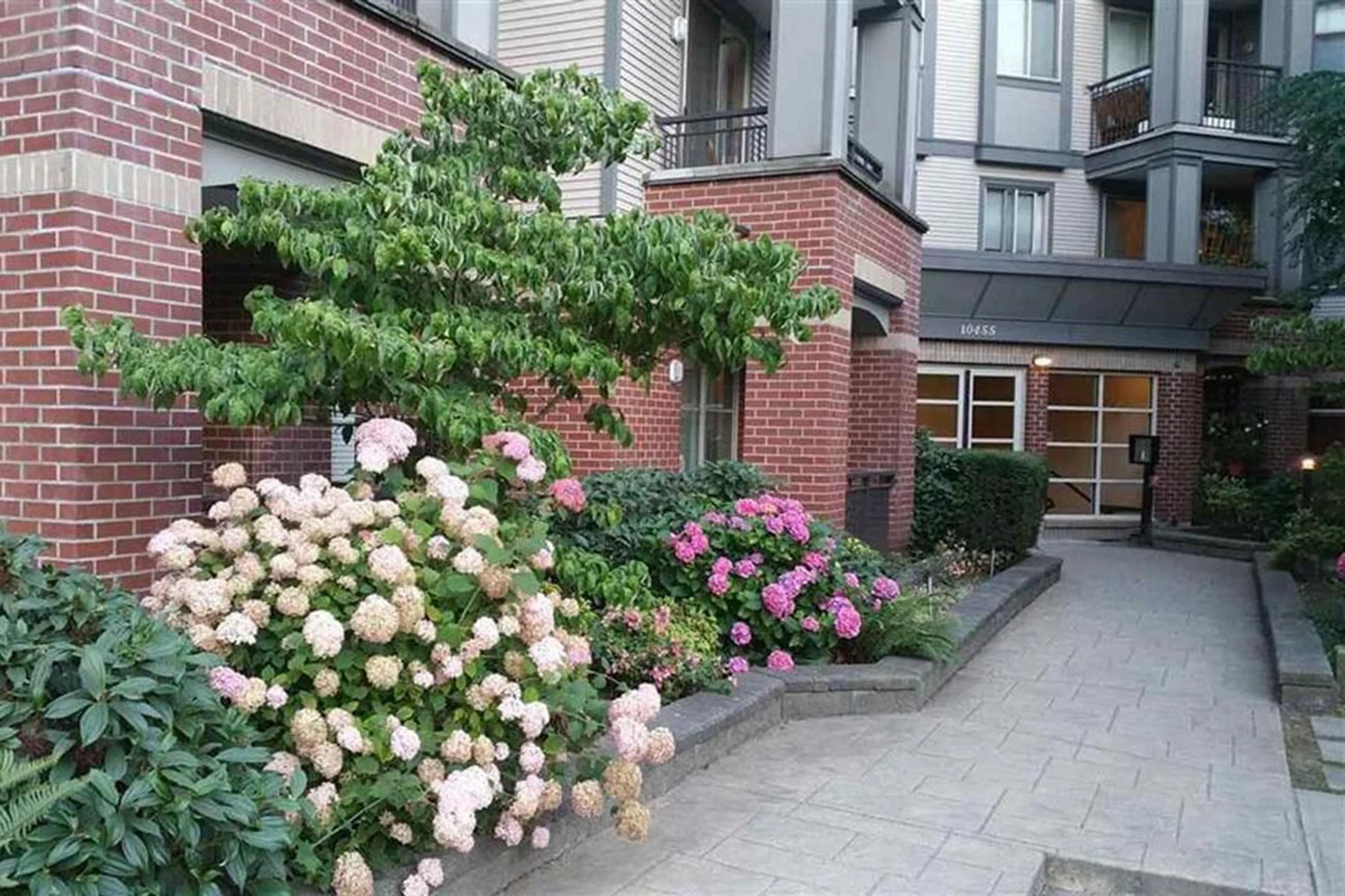 Patio, street for 402 - 10455 UNIVERSITY, Surrey British Columbia V3T0A5