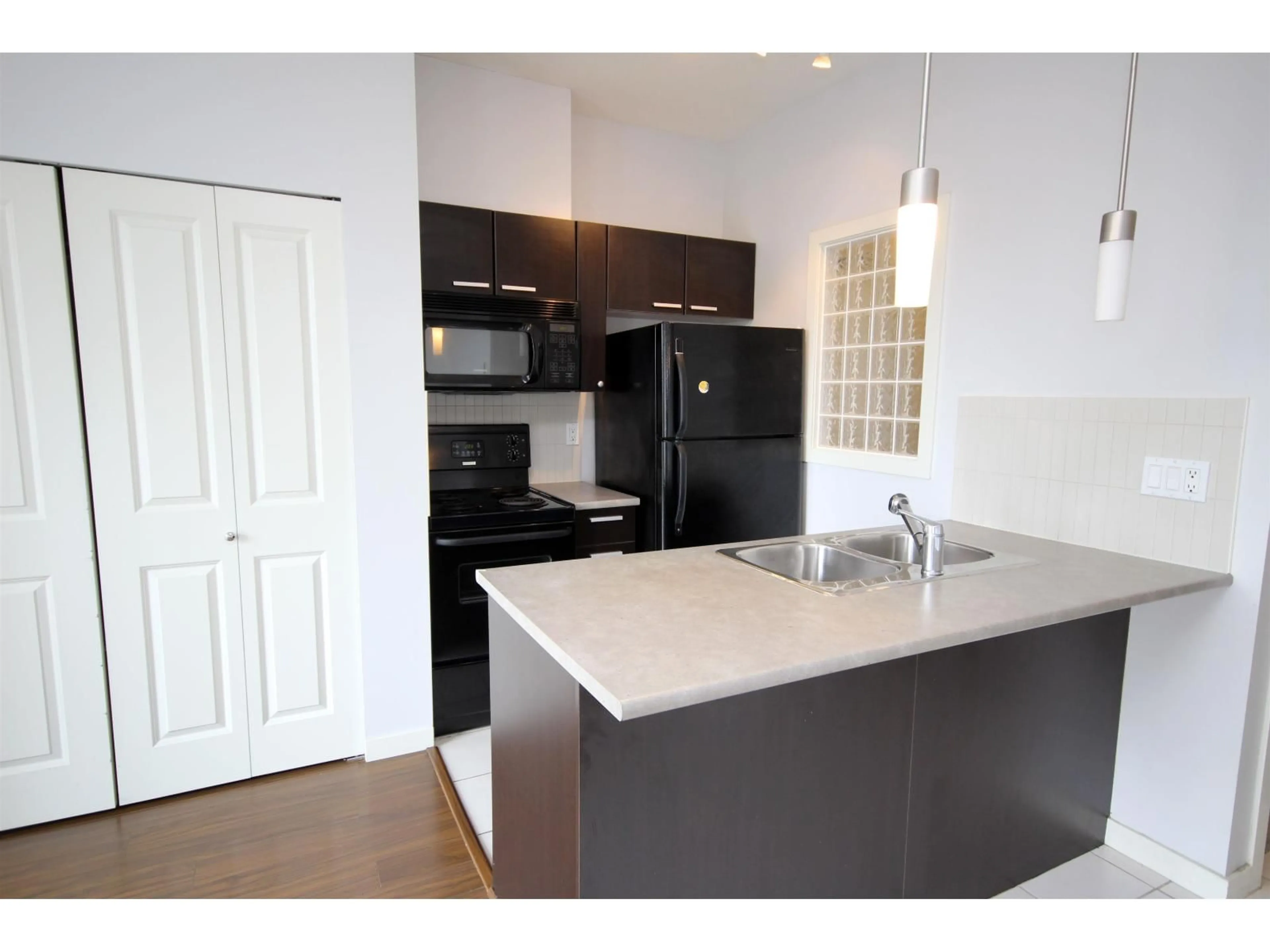 Standard kitchen, unknown for 402 - 10455 UNIVERSITY, Surrey British Columbia V3T0A5