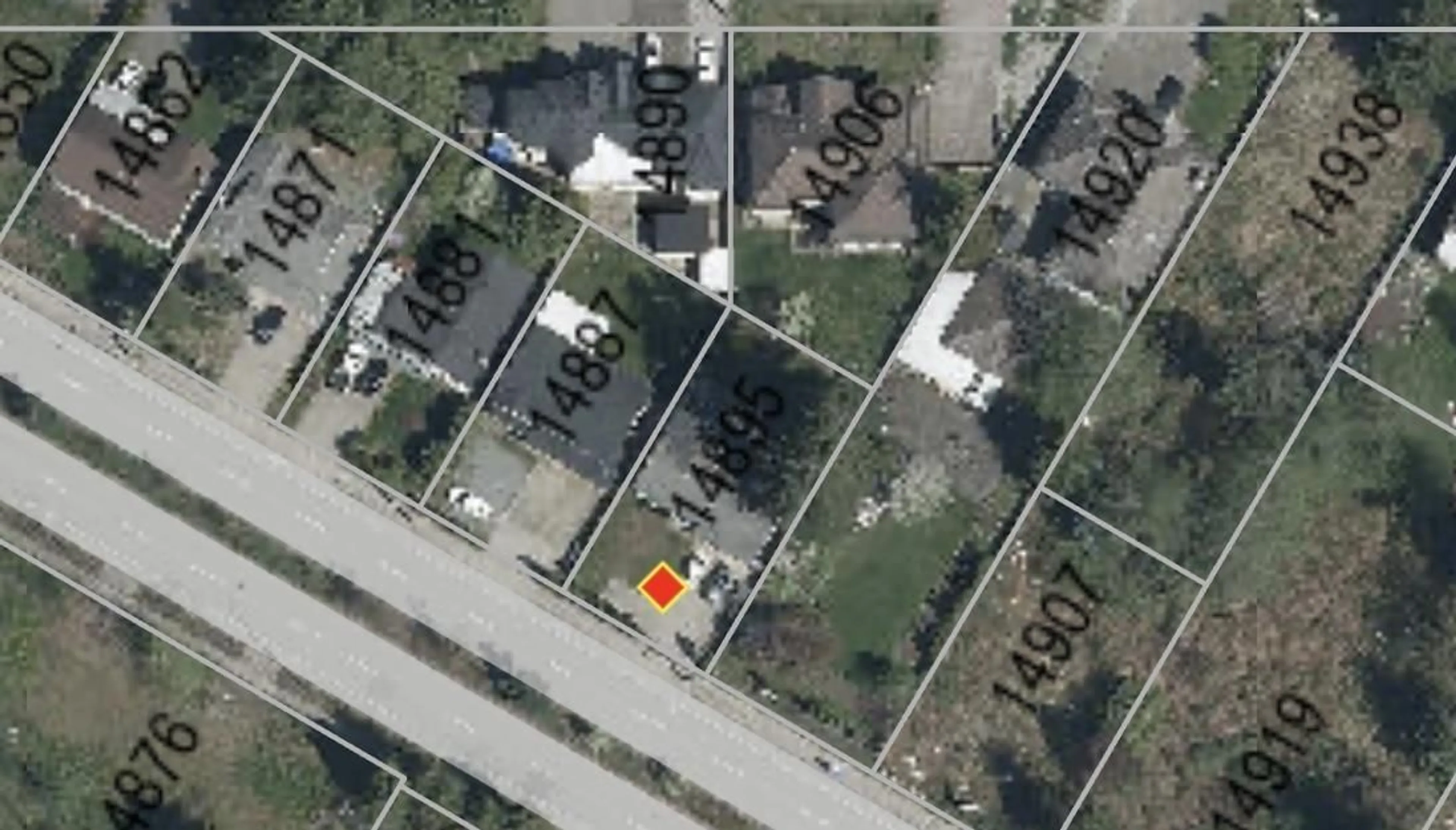 A pic from outside/outdoor area/front of a property/back of a property/a pic from drone, street for 14895 FRASER, Surrey British Columbia V3R3N8