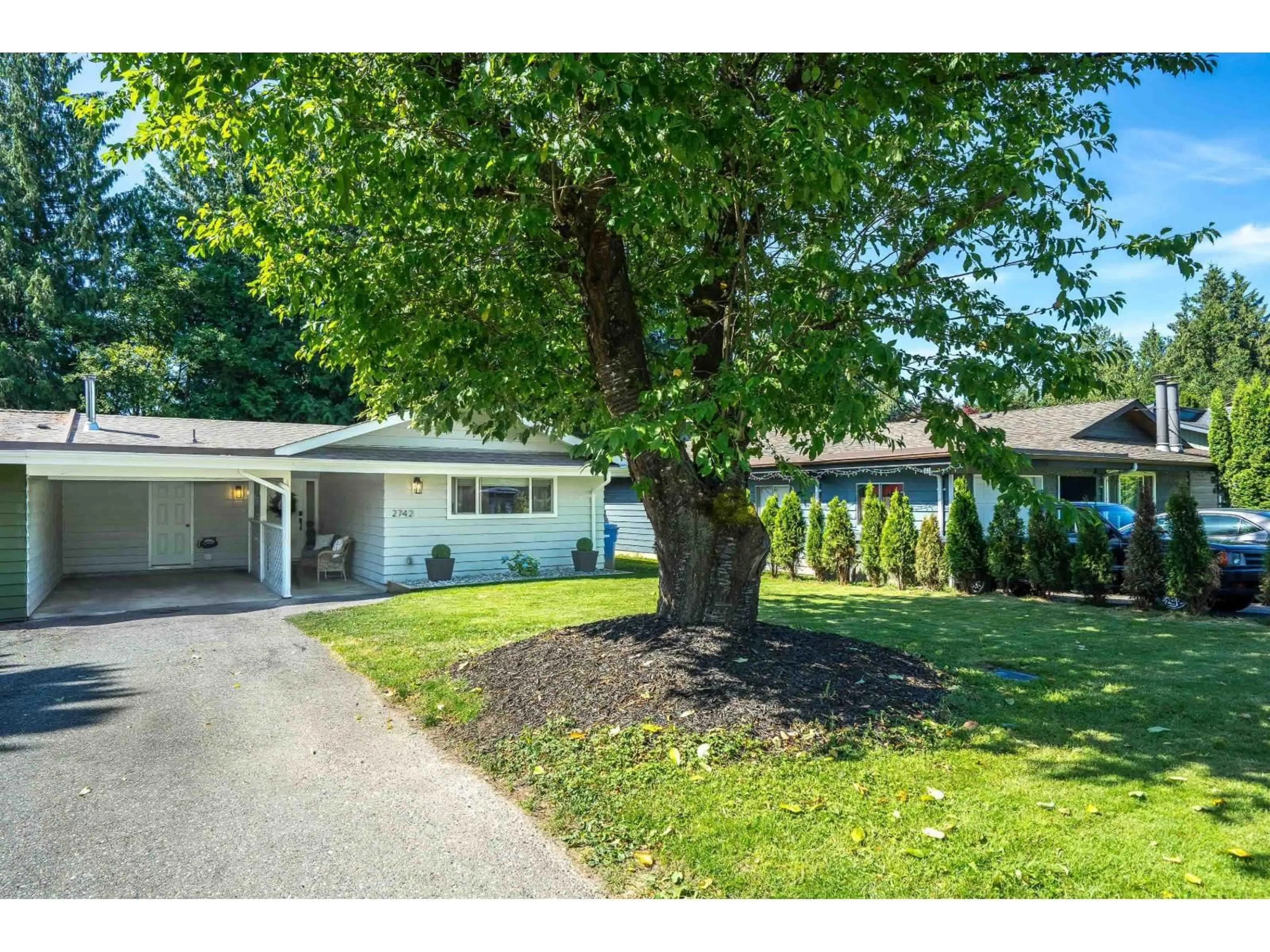 Home with vinyl exterior material, street for 2742 SANDON, Abbotsford British Columbia V2S7J3