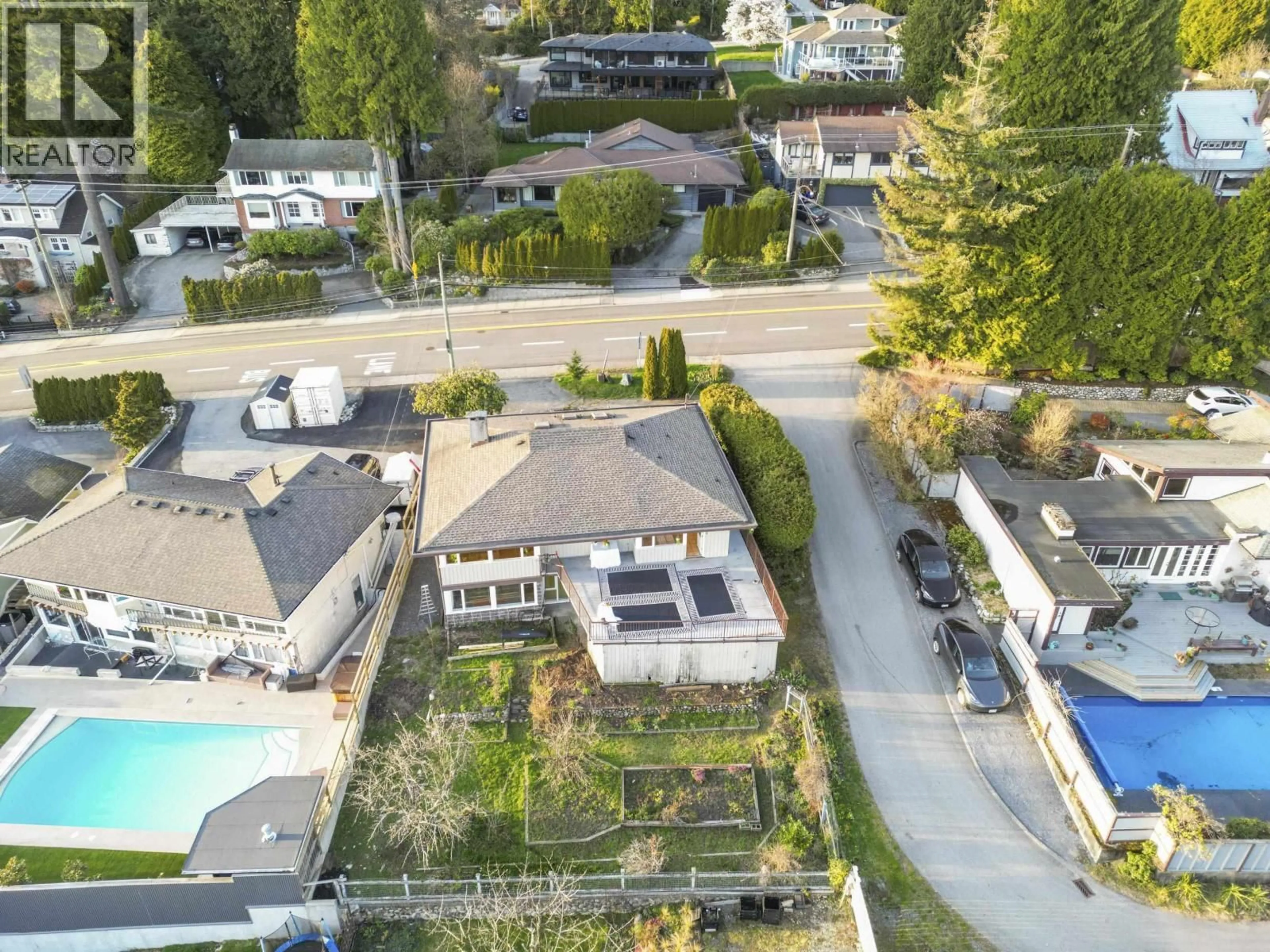 A pic from outside/outdoor area/front of a property/back of a property/a pic from drone, street for 437 29TH STREET, North Vancouver British Columbia V7N1E2