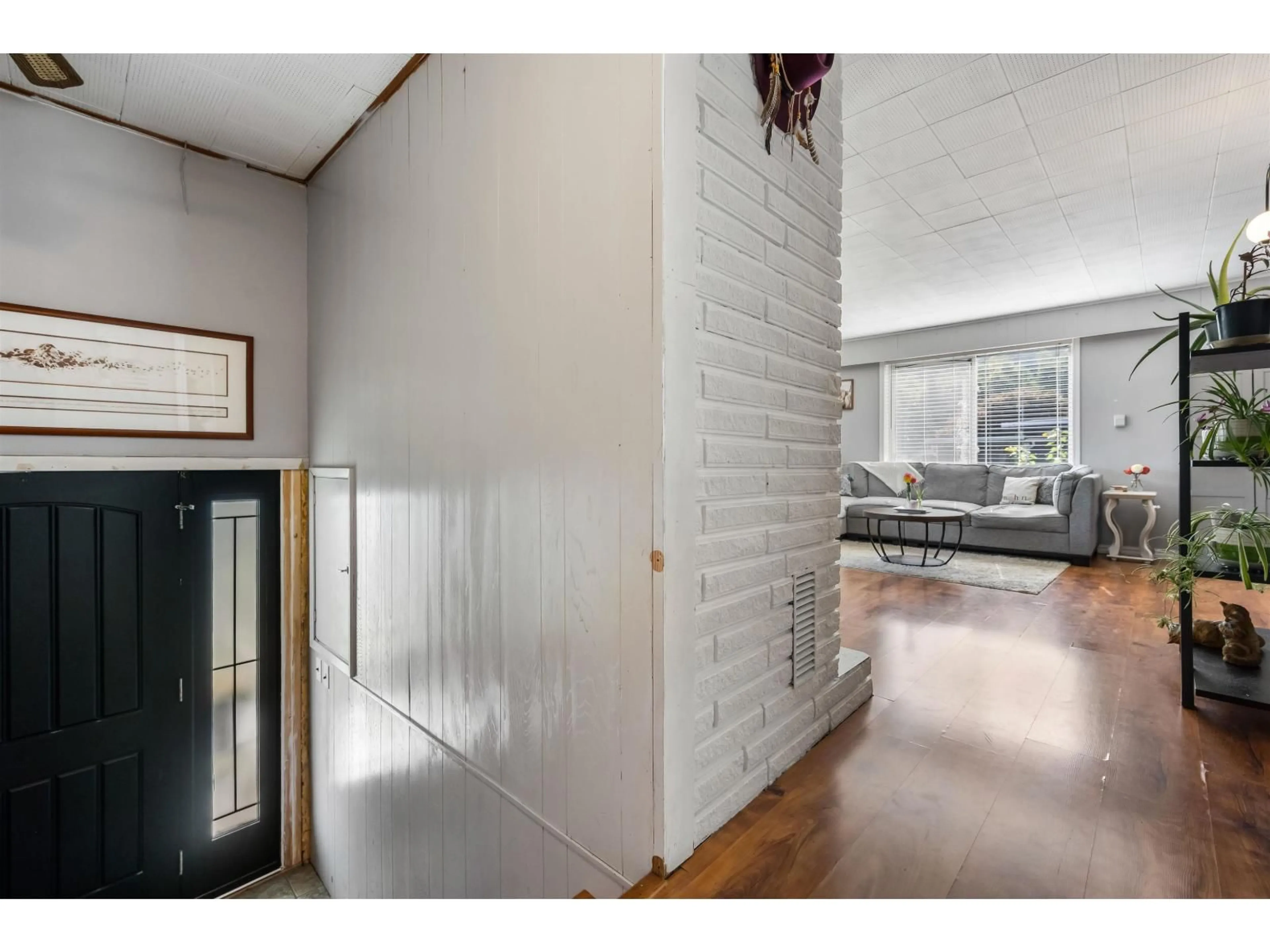 Indoor foyer for 19825 PETER STREET, Hope British Columbia V0X1L2