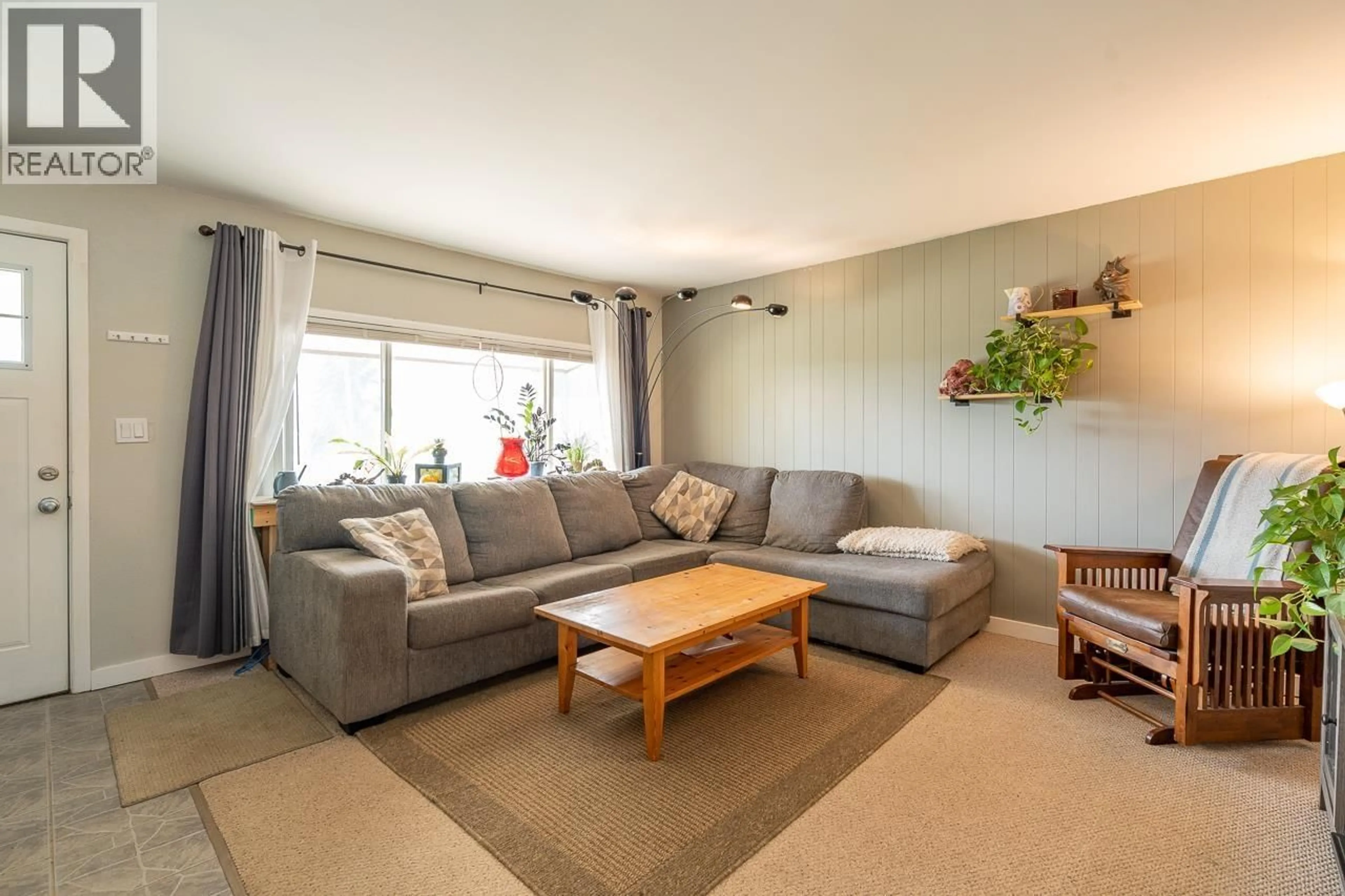 Living room with furniture, unknown for 260 DOGWOOD AVENUE, 100 Mile House British Columbia V0K2E0