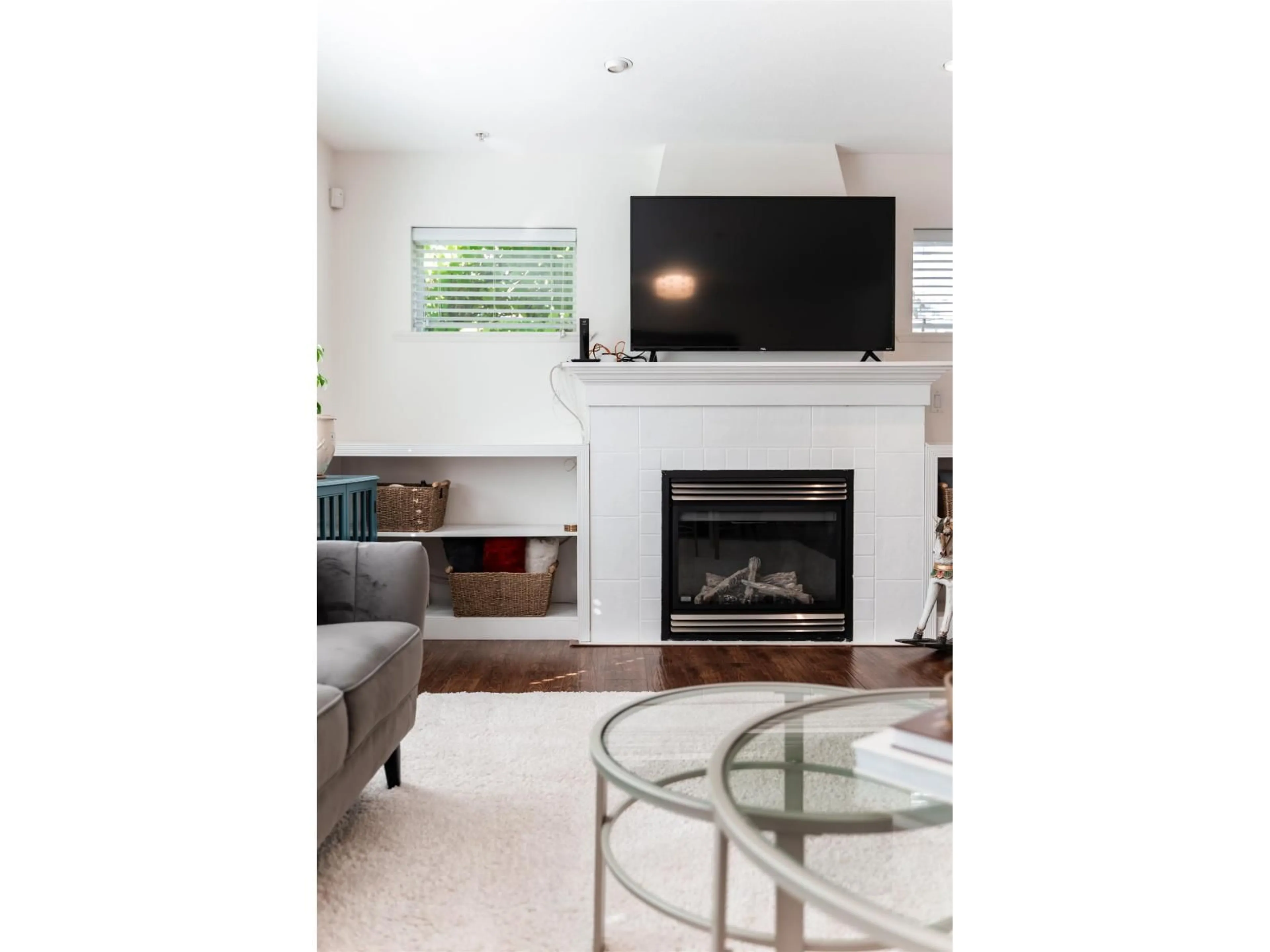 Living room with furniture, wood/laminate floor for 19 - 6415 197, Langley British Columbia V2Y1G8