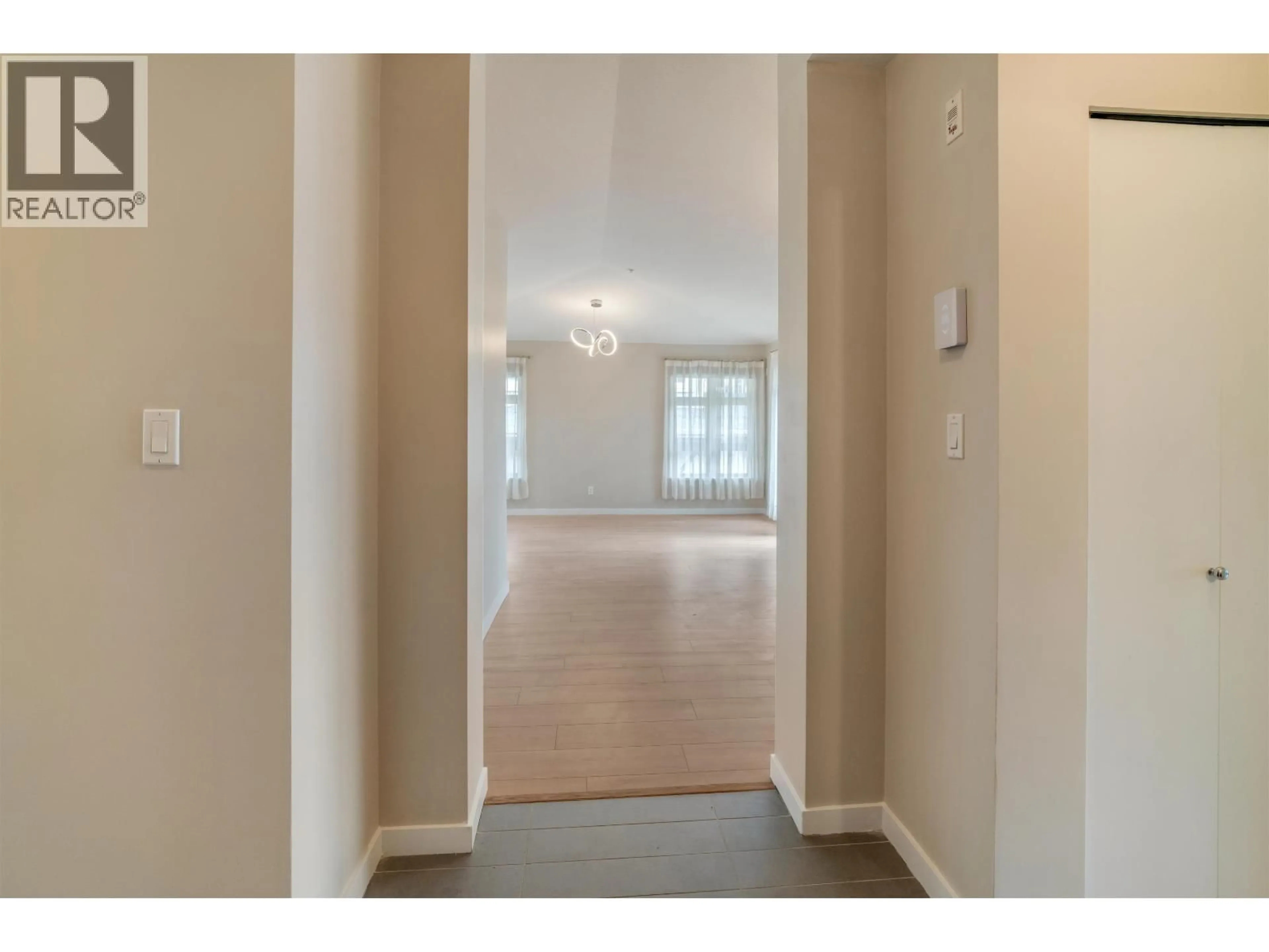 Indoor entryway for 402 - 7339 MACPHERSON AVENUE, Burnaby British Columbia V5J0B1