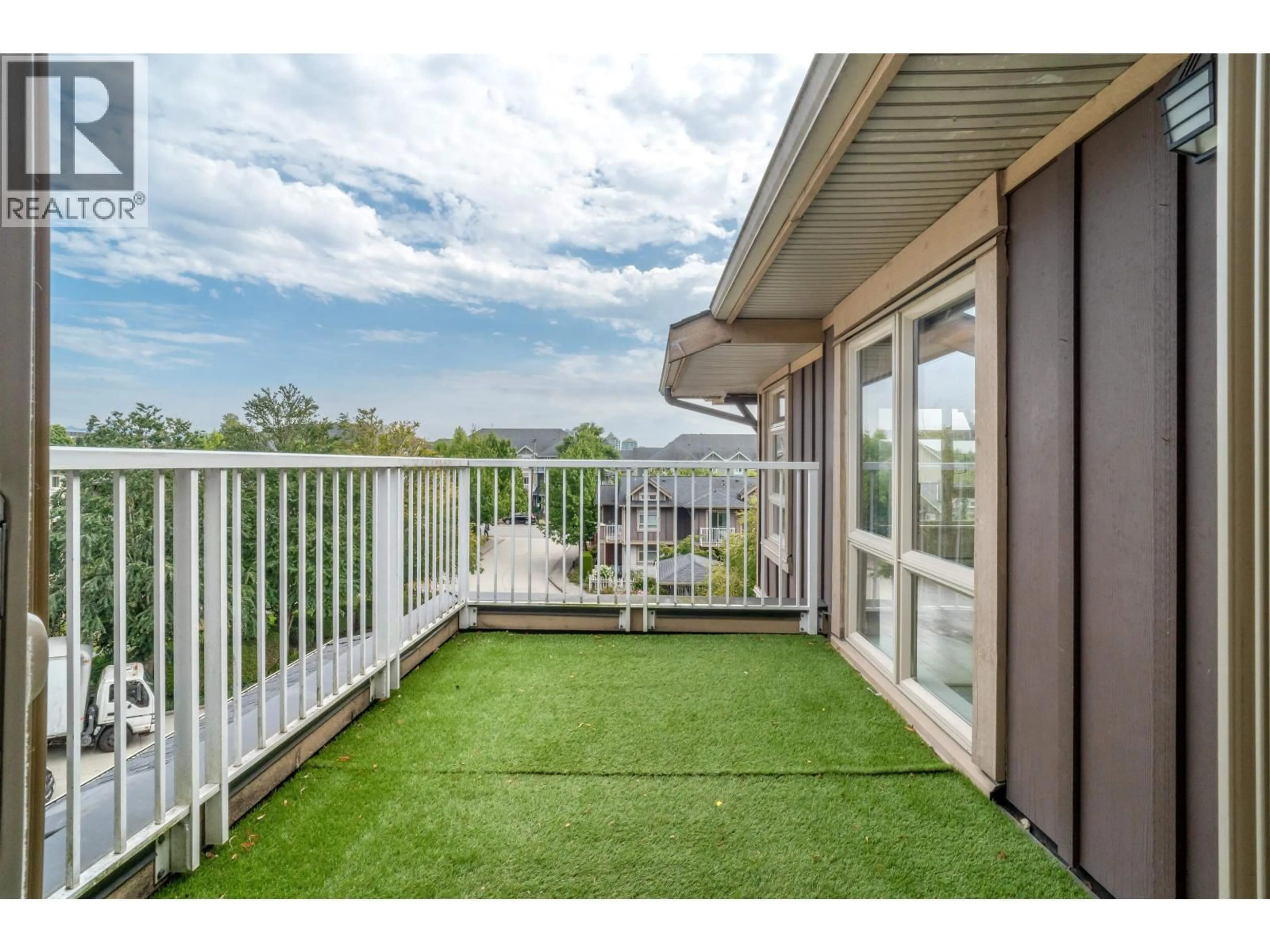 Patio, water/lake/river/ocean view for 402 - 7339 MACPHERSON AVENUE, Burnaby British Columbia V5J0B1