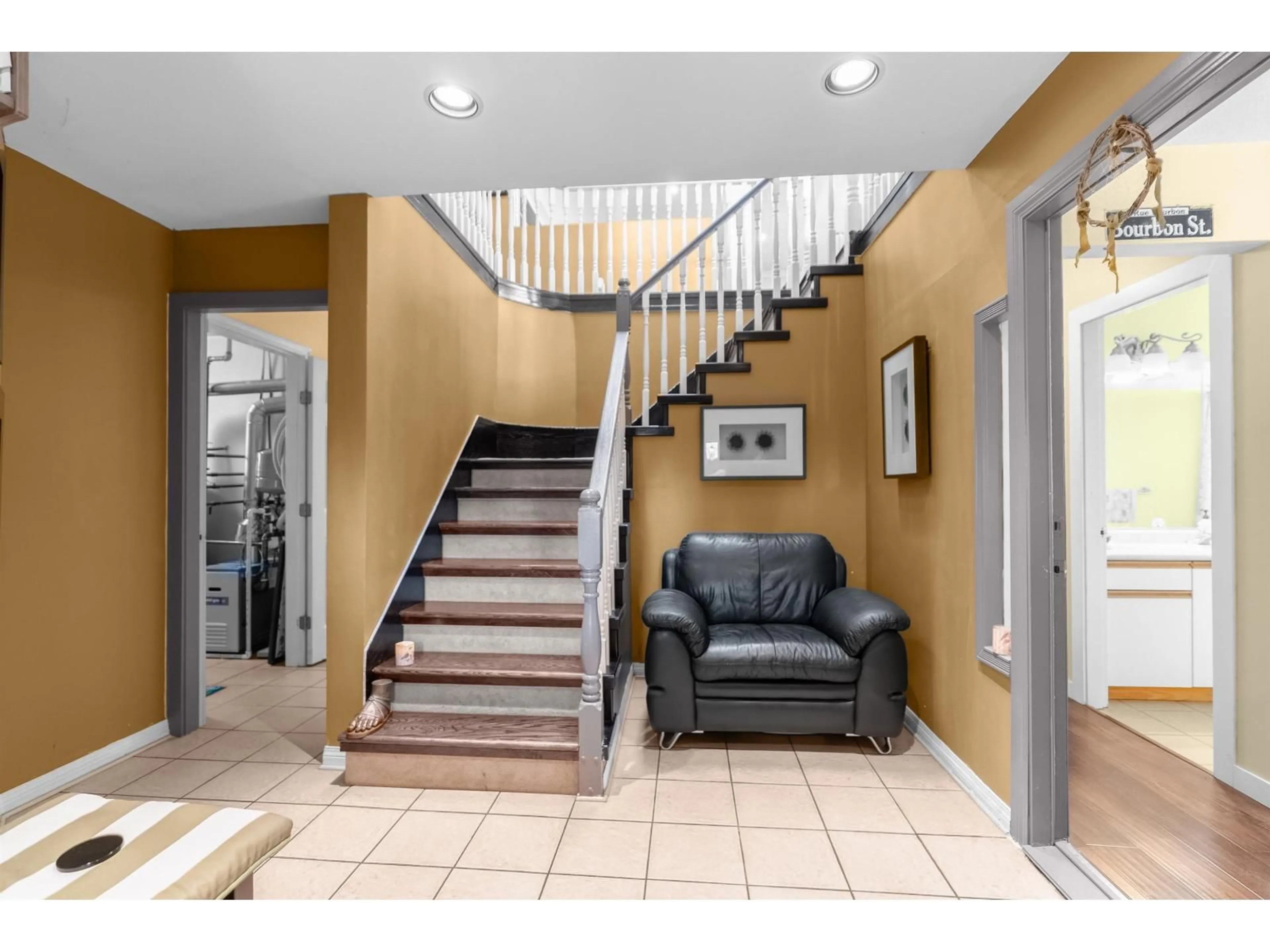 Indoor foyer for 14075 110A, Surrey British Columbia V3R2B2