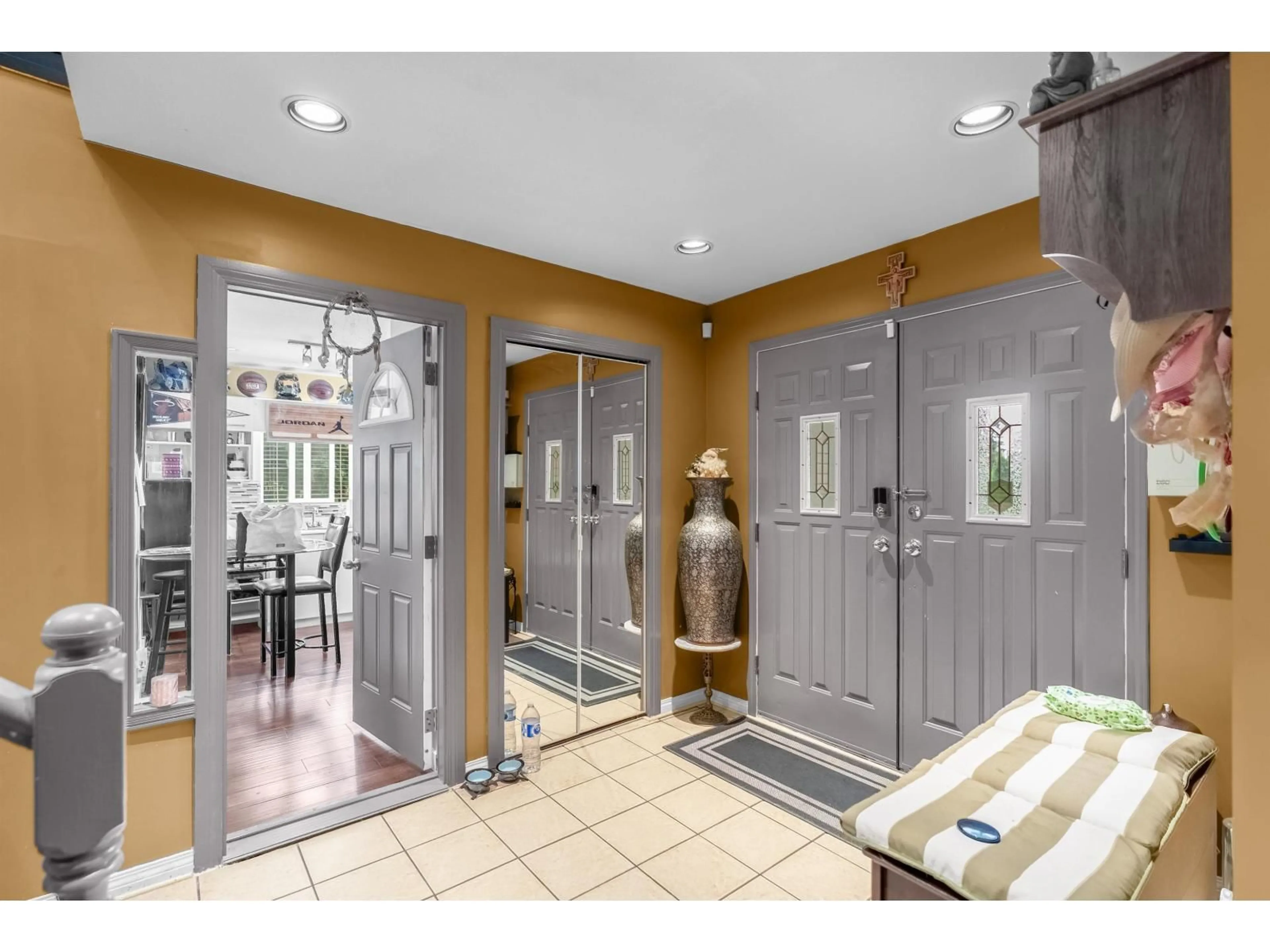 Indoor entryway for 14075 110A, Surrey British Columbia V3R2B2