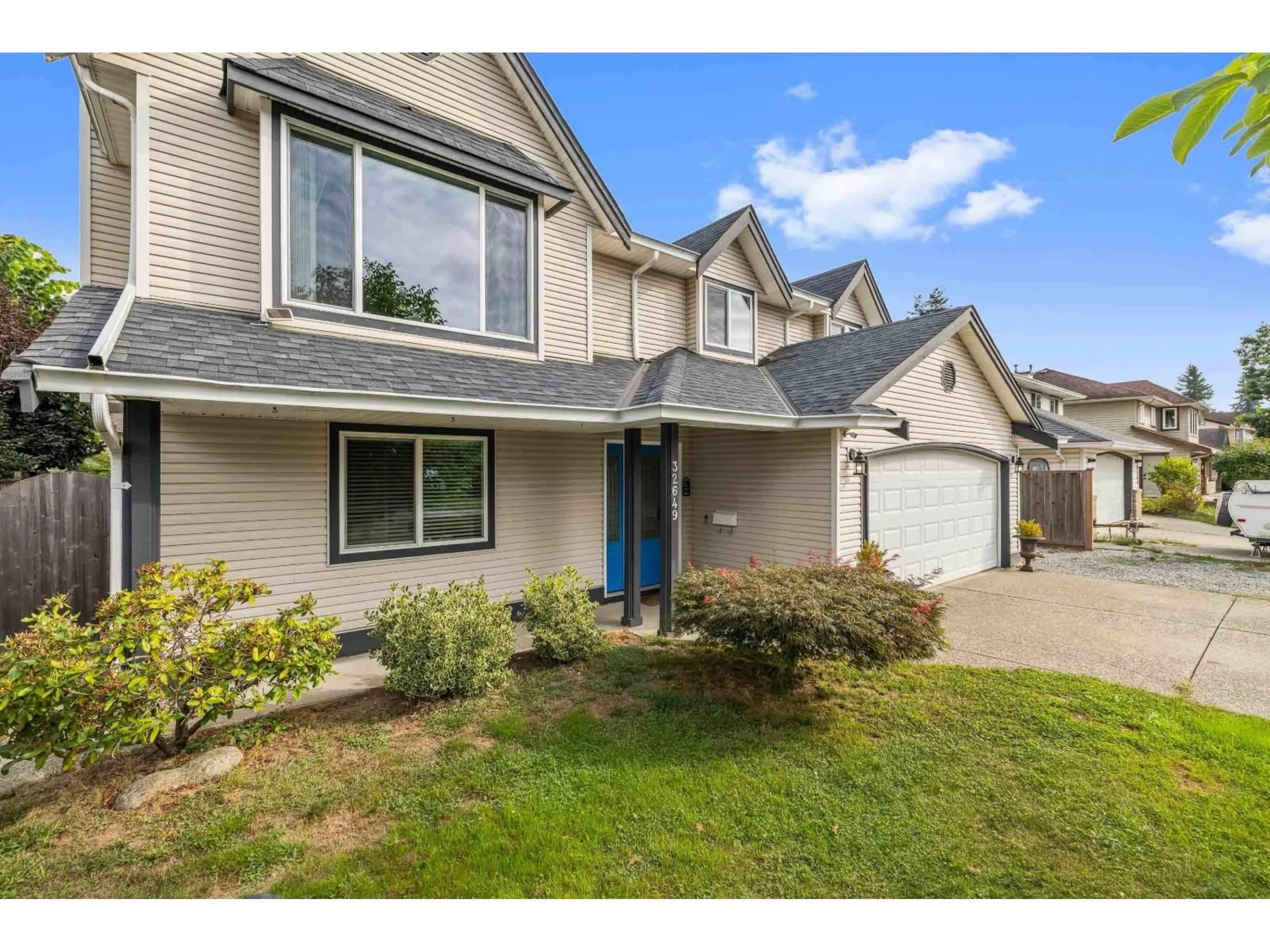 Home with vinyl exterior material, street for 32649 KUDO, Mission British Columbia V2V6T5