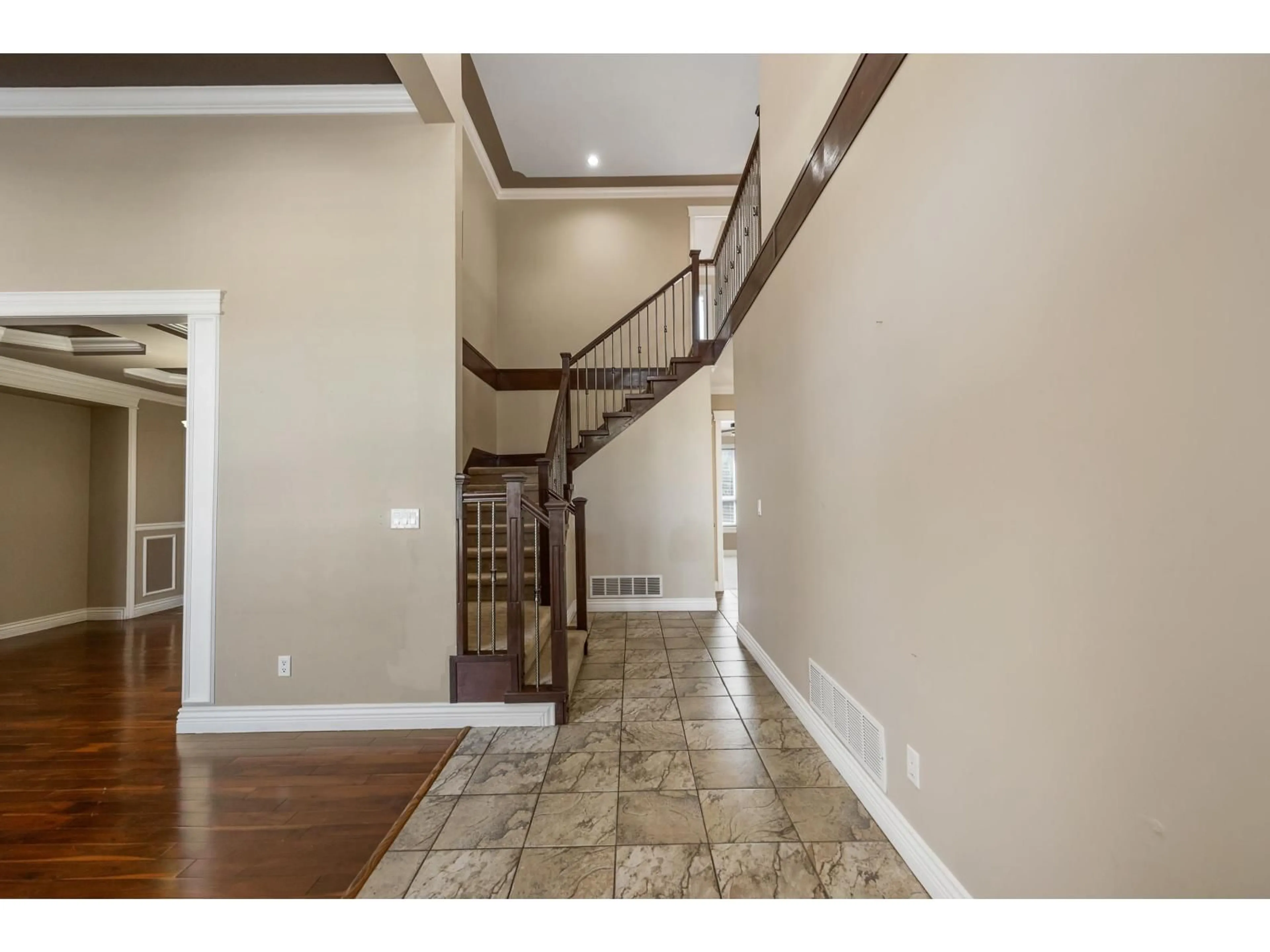 Indoor entryway for 27158 35, Langley British Columbia V4W0A5