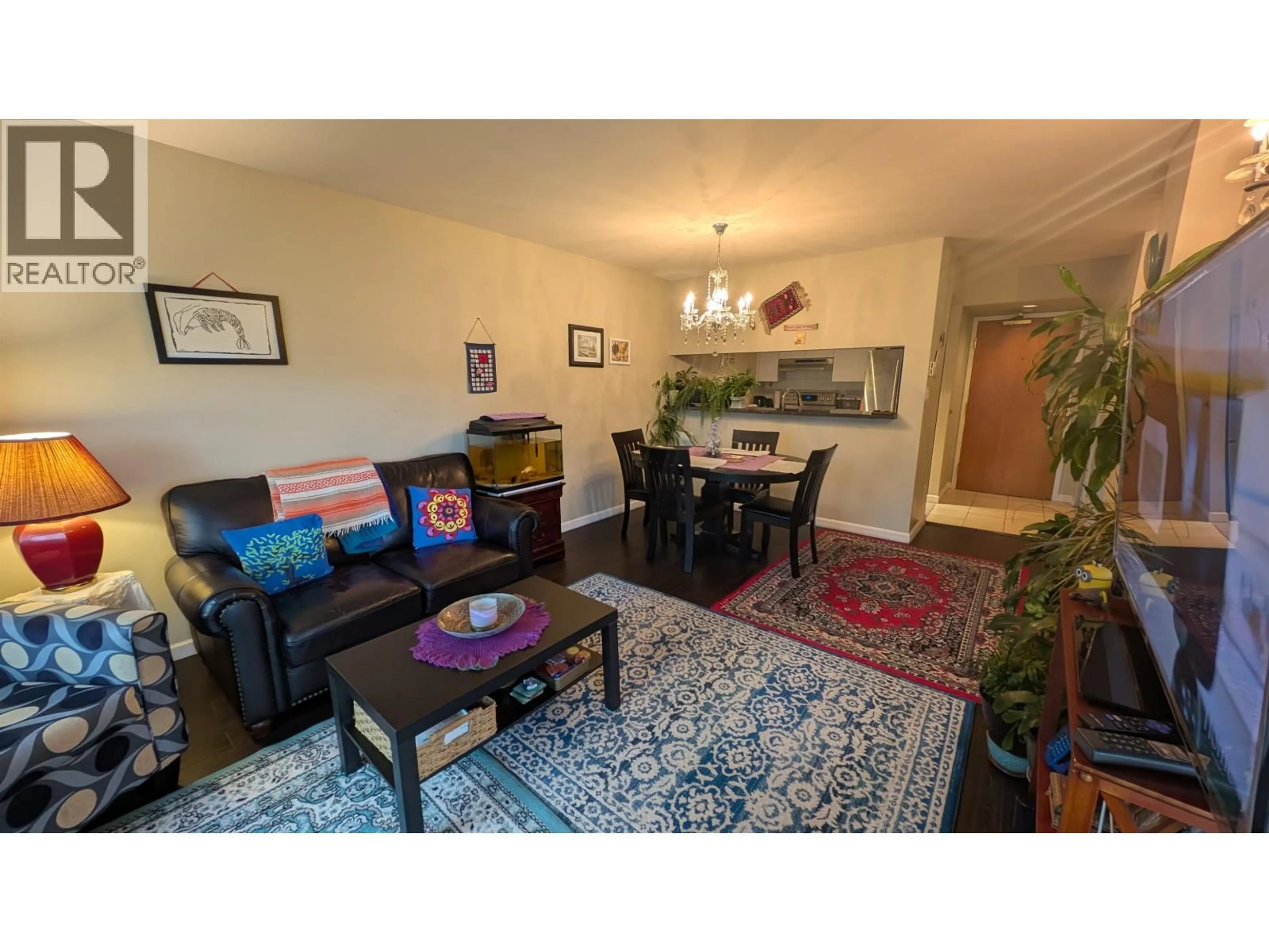 Living room with furniture, wood/laminate floor for 607 - 9623 MANCHESTER DRIVE, Burnaby British Columbia V3N4Y8