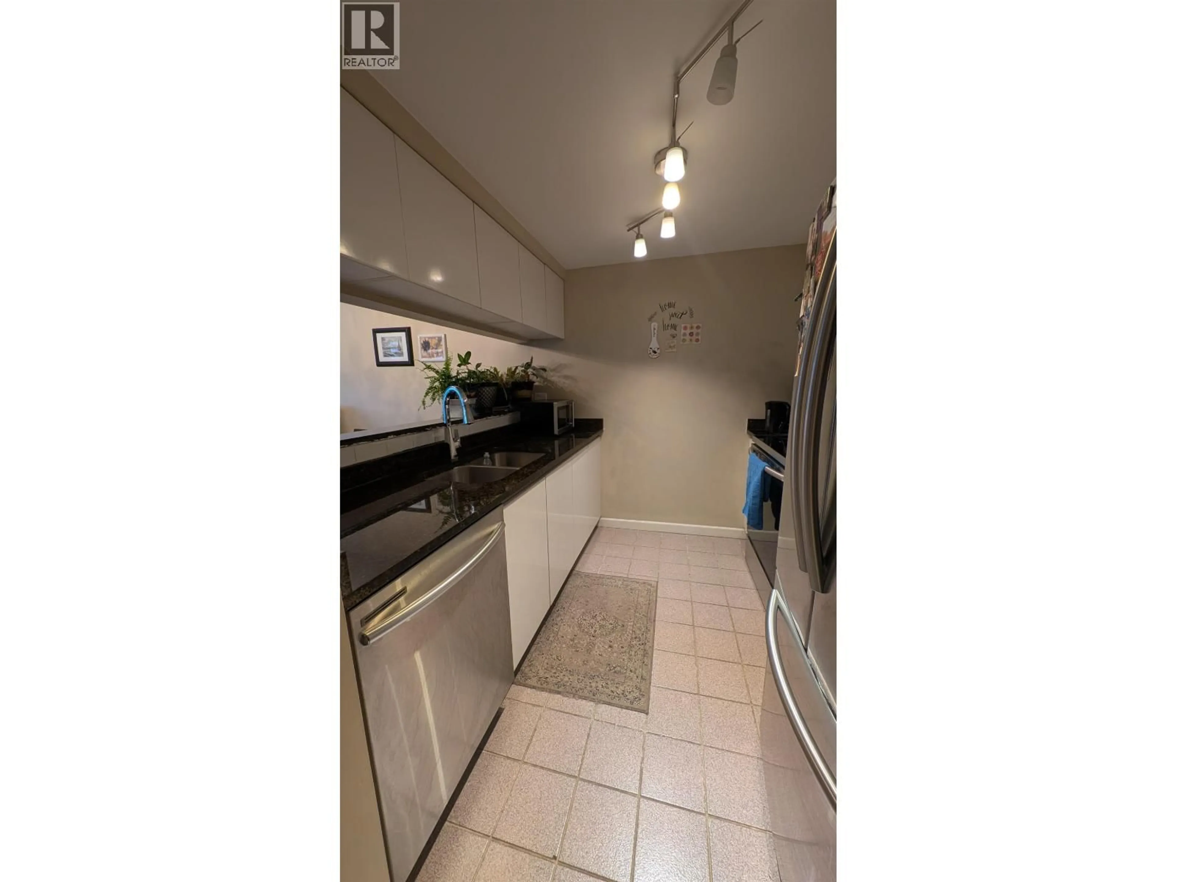 Standard kitchen, unknown for 607 - 9623 MANCHESTER DRIVE, Burnaby British Columbia V3N4Y8