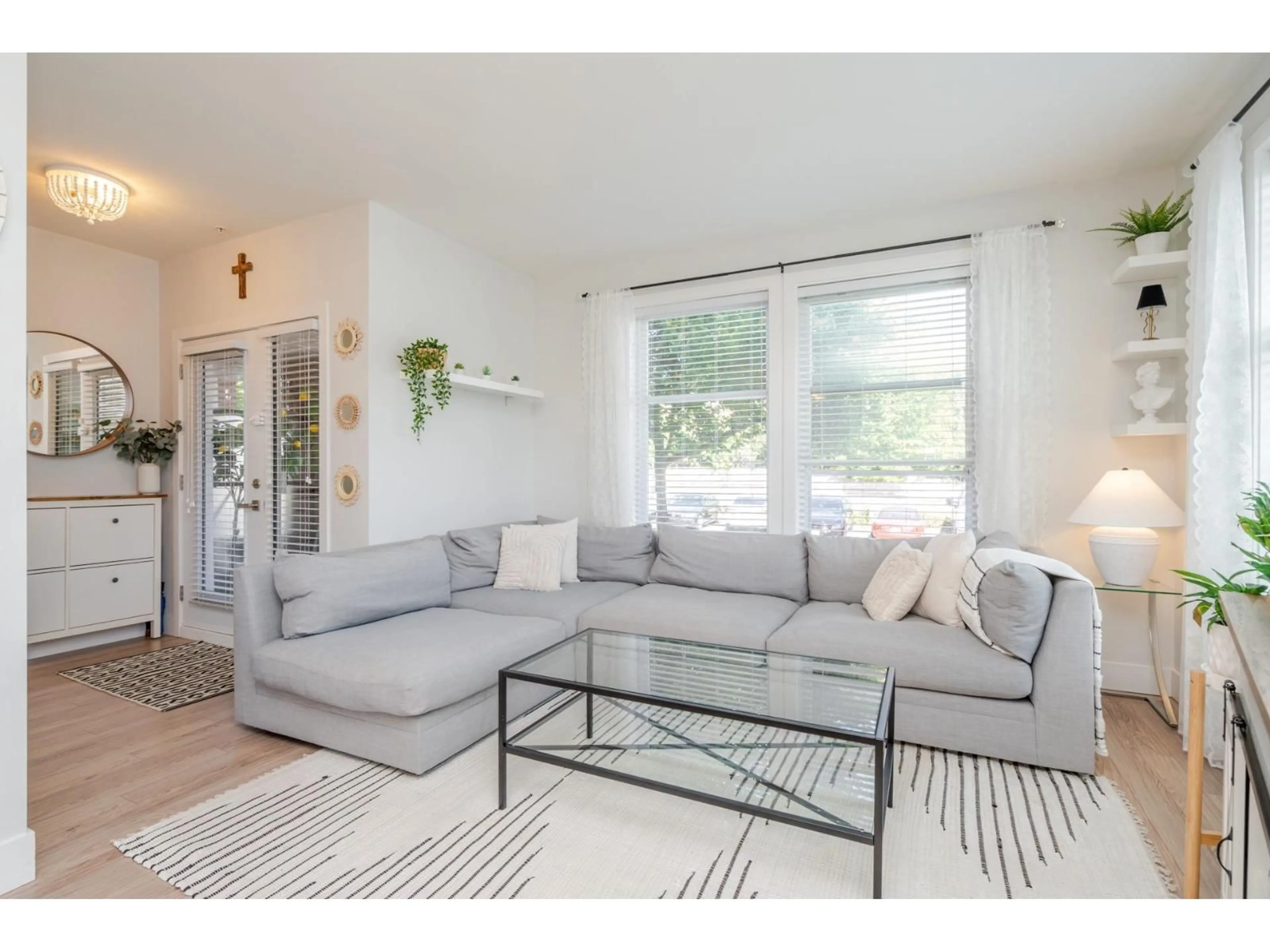 Living room with furniture, wood/laminate floor for 105 - 15956 86A, Surrey British Columbia V4N6N8