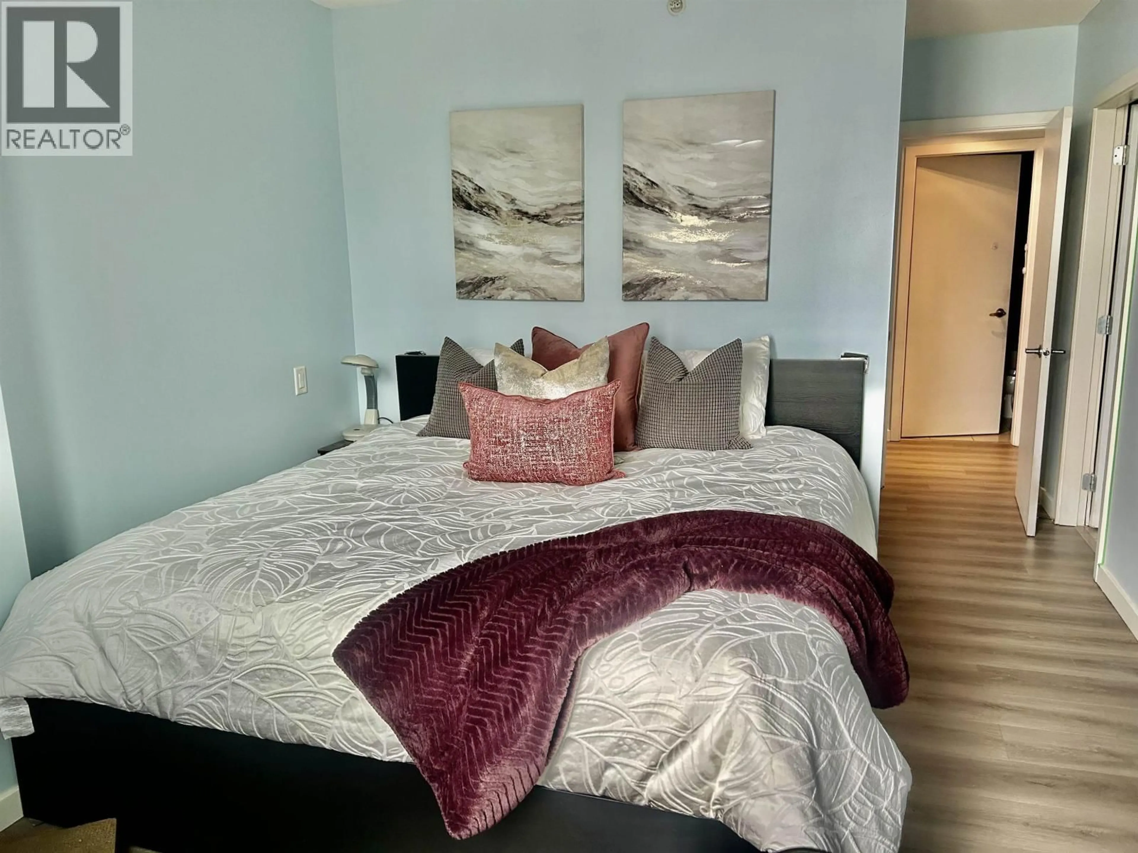 Bedroom with bed, wood/laminate floor for 1508 - 14 BEGBIE STREET, New Westminster British Columbia V3M0C4