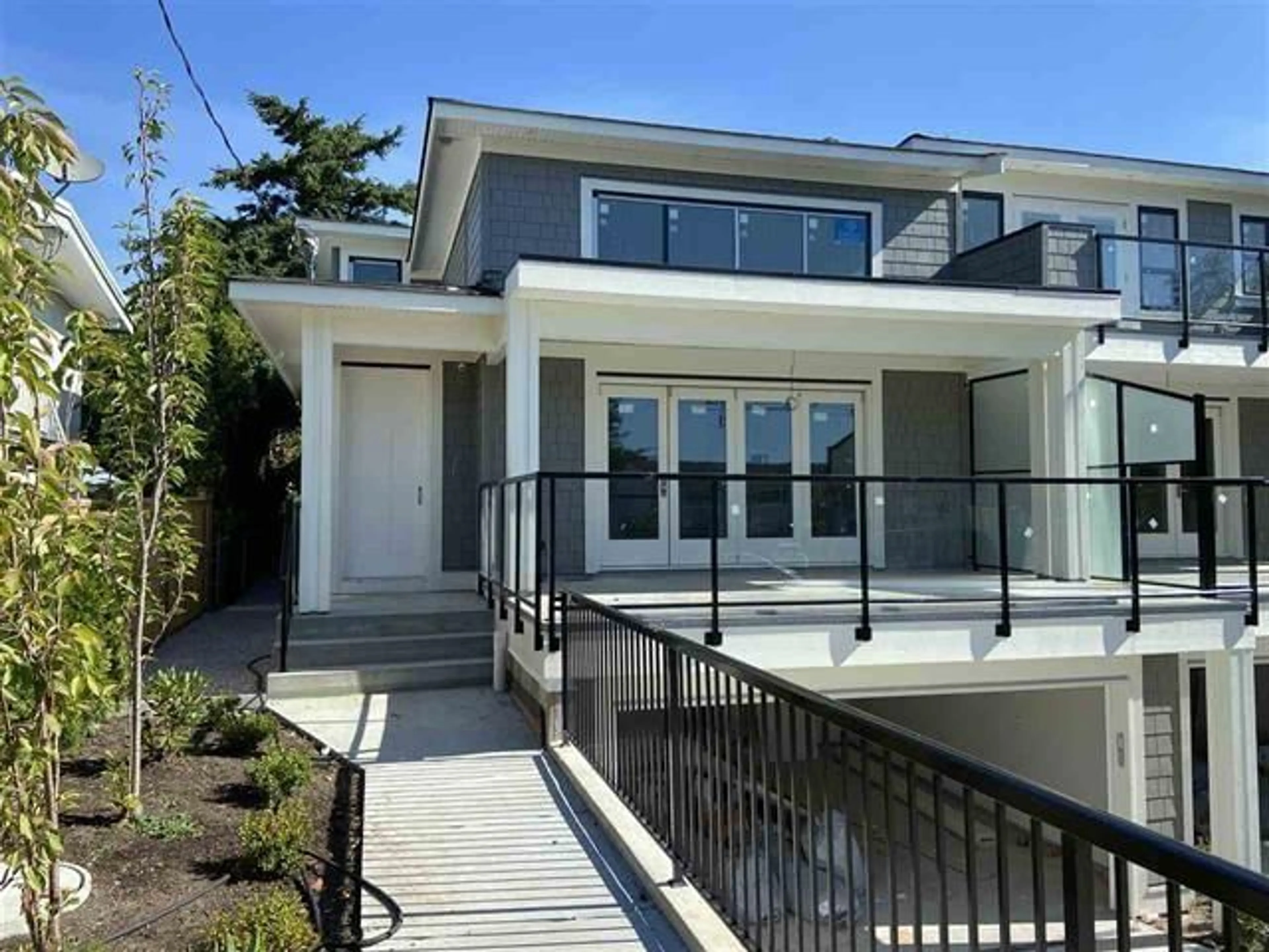 Home with vinyl exterior material, street for 15541 OXENHAM, White Rock British Columbia V4B2J2