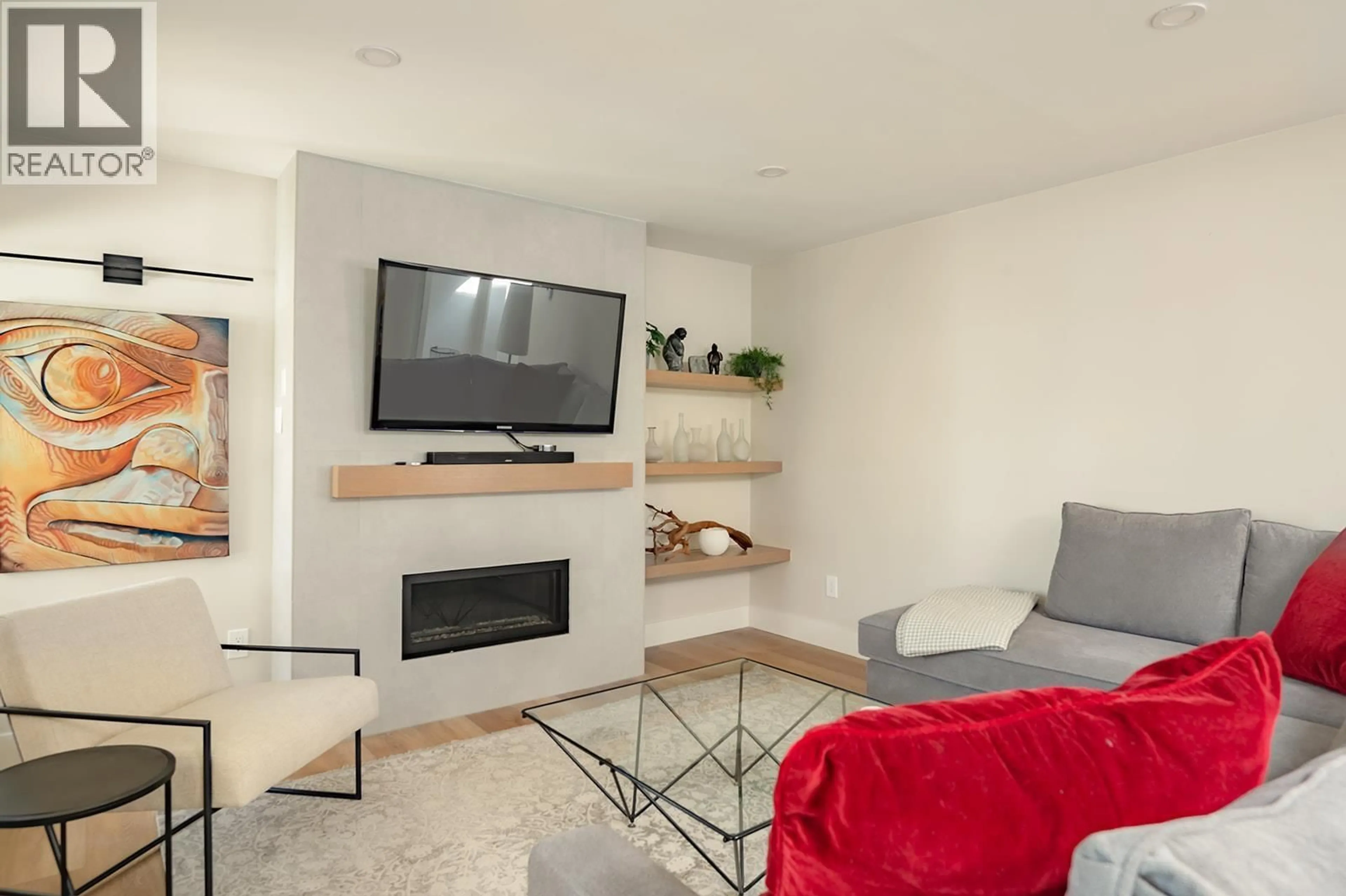Living room with furniture, unknown for 535 GOWER POINT ROAD, Gibsons British Columbia V0N1V0