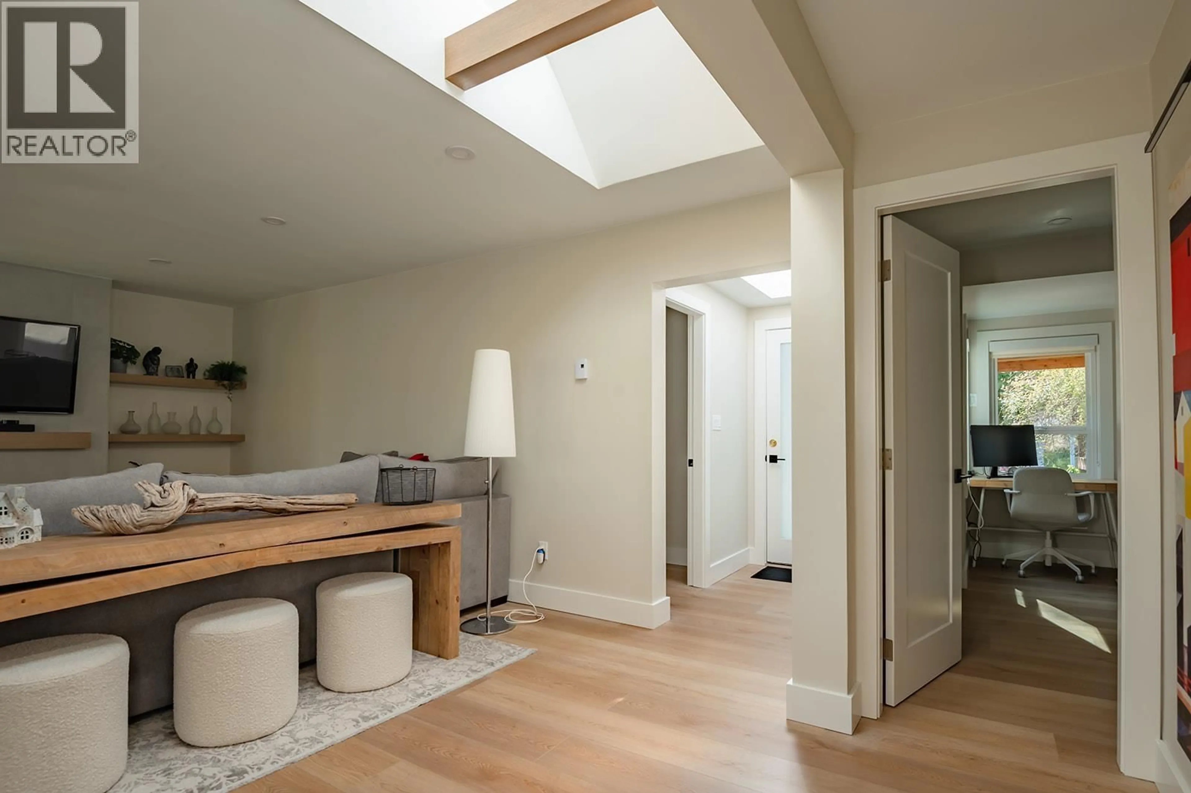 Indoor entryway for 535 GOWER POINT ROAD, Gibsons British Columbia V0N1V0