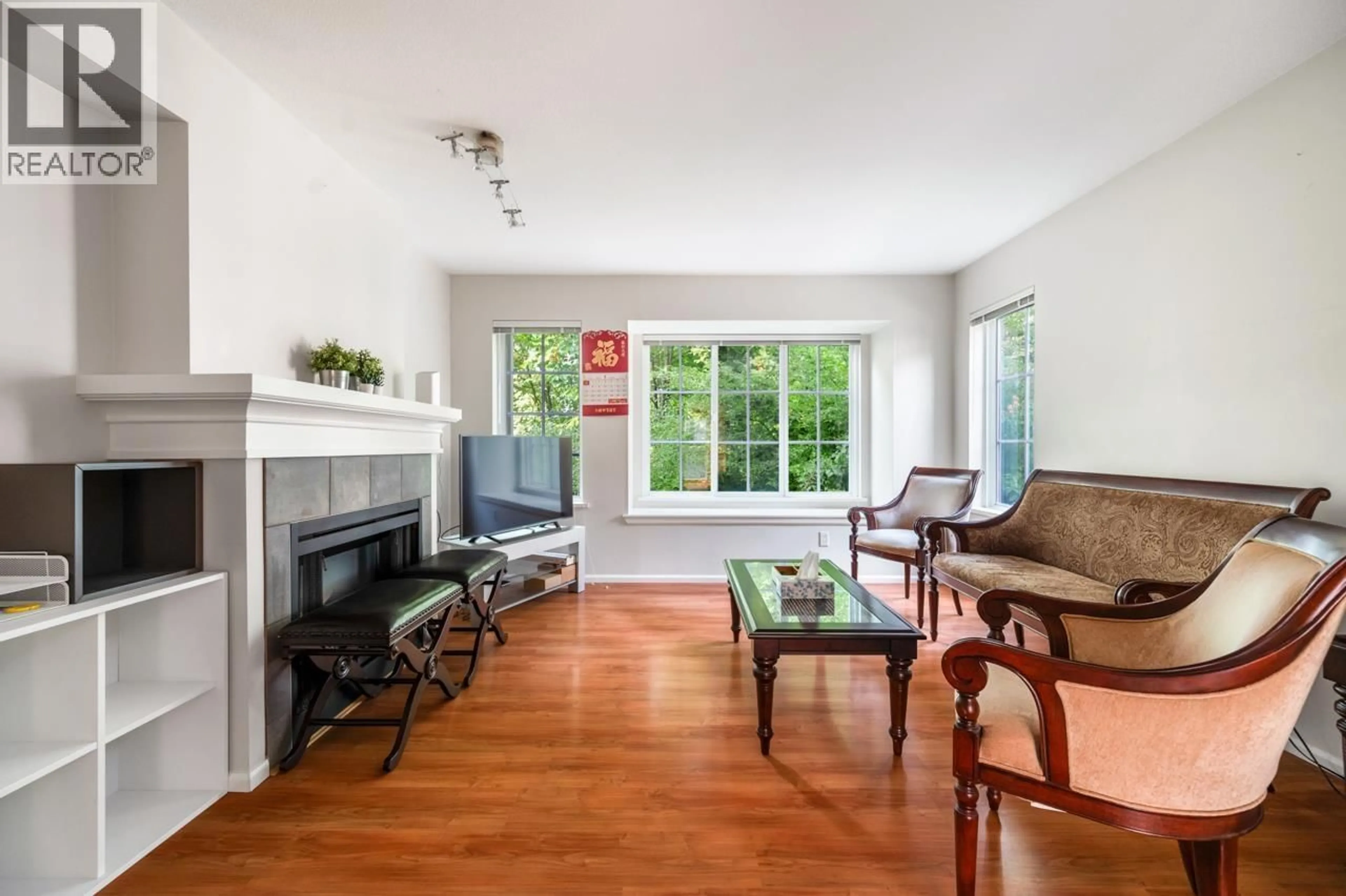 Living room with furniture, wood/laminate floor for 10 - 3379 MORREY COURT, Burnaby British Columbia V3J7Y4