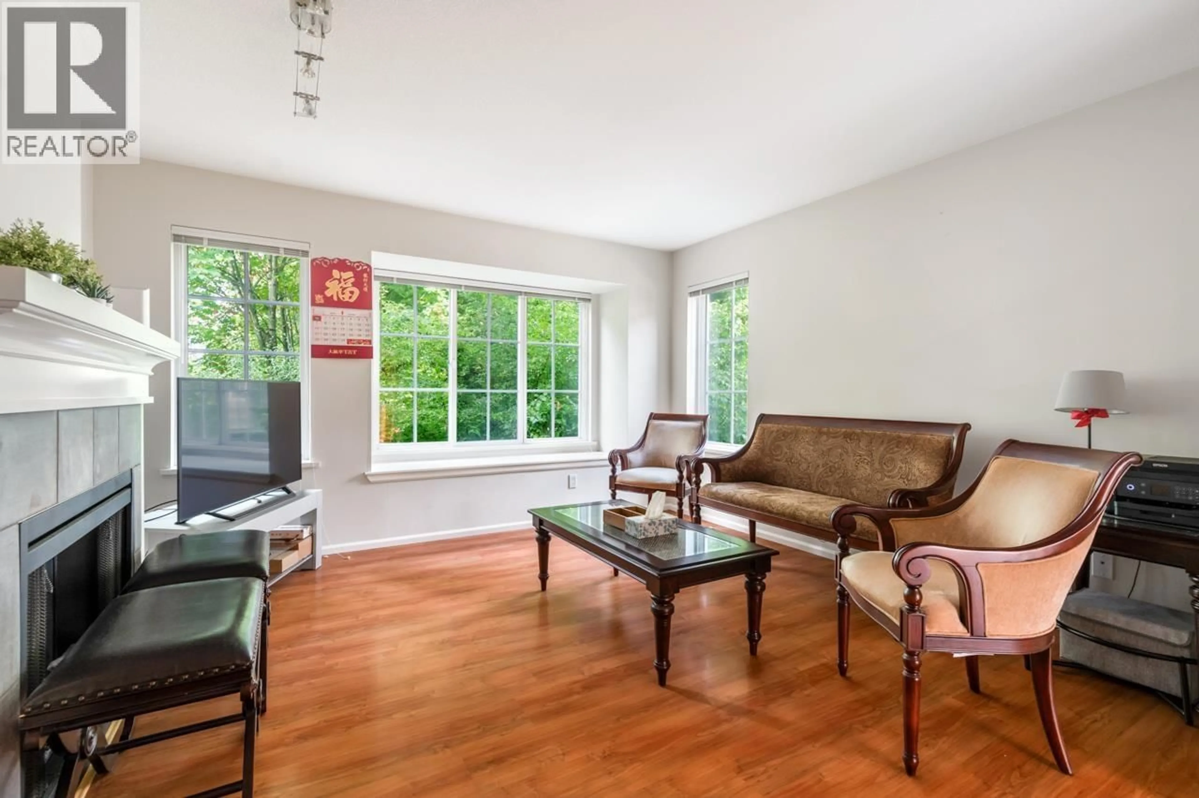Living room with furniture, wood/laminate floor for 10 - 3379 MORREY COURT, Burnaby British Columbia V3J7Y4