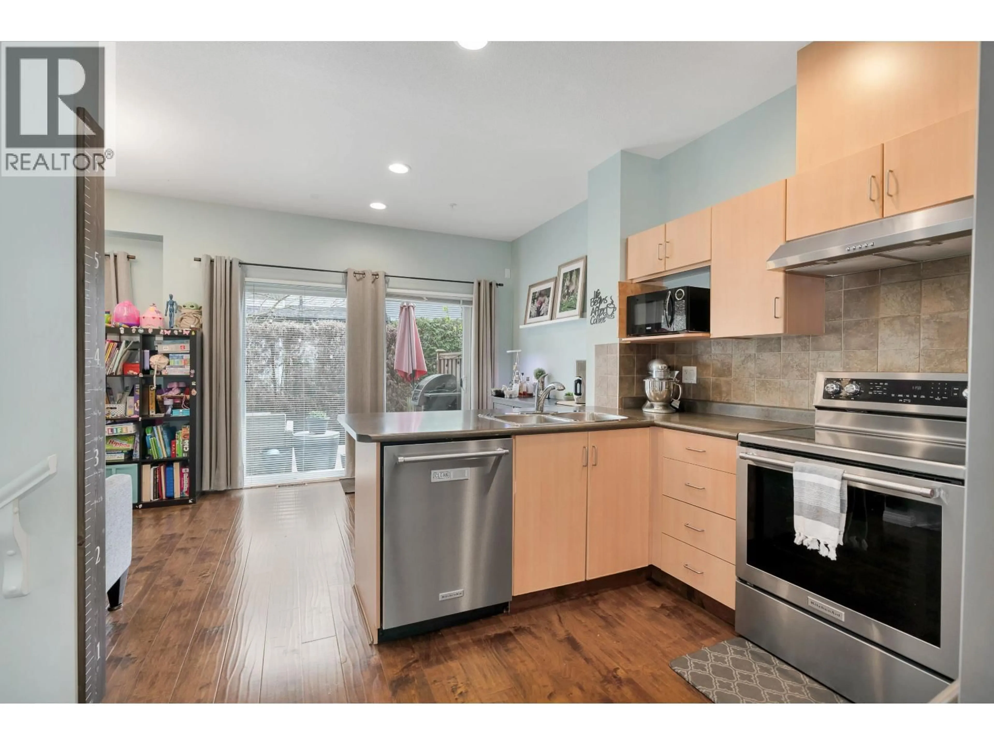 Open concept kitchen, wood/laminate floor for 12 - 1055 RIVERWOOD GATE, Port Coquitlam British Columbia V3B8C3
