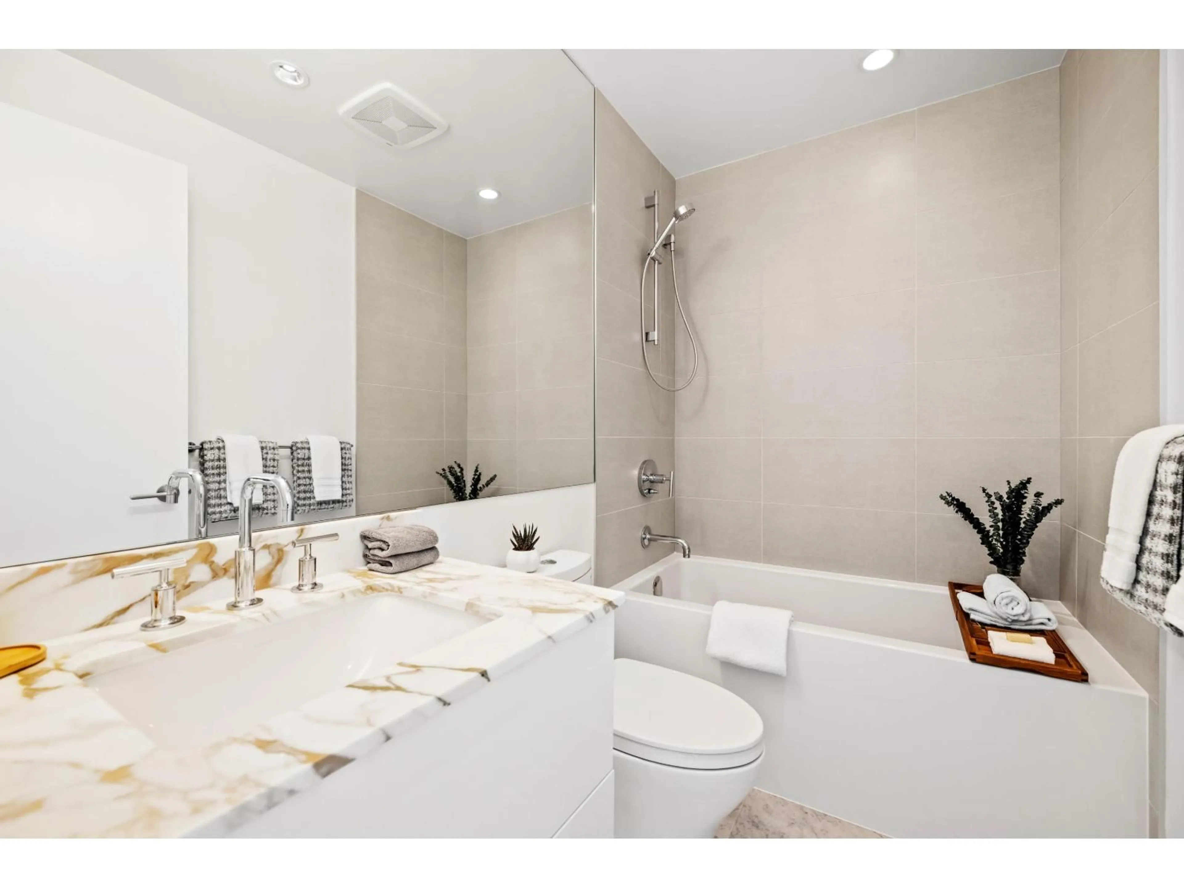 Standard bathroom, ceramic/tile floor for 1804 - 1501 FOSTER, White Rock British Columbia V4B0C3