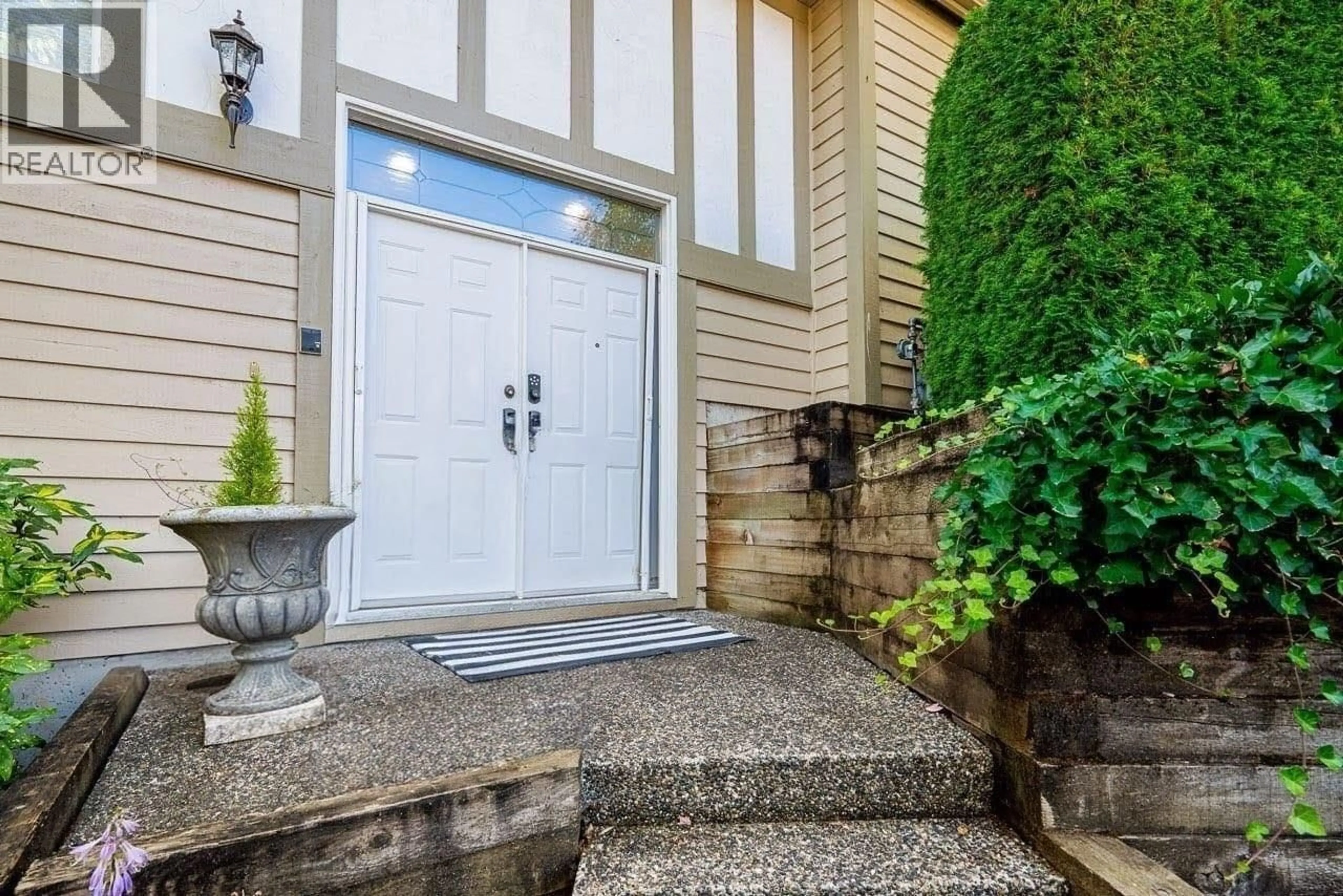 Indoor entryway for 45 - 5221 OAKMOUNT CRESCENT, Burnaby British Columbia V5H4R4