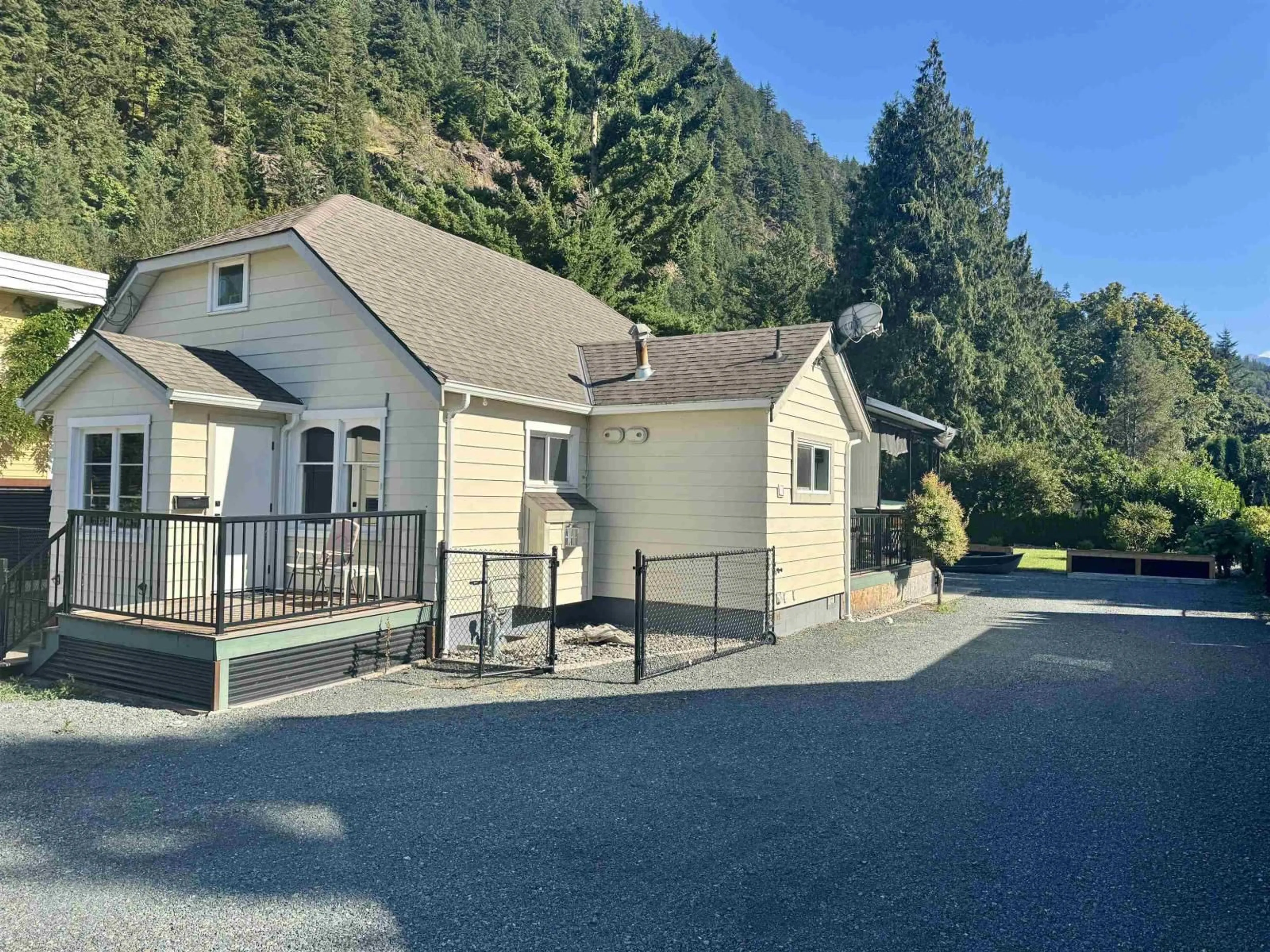 A pic from outside/outdoor area/front of a property/back of a property/a pic from drone, mountain view for 562 LILLOOET AVENUE, Harrison Hot Springs British Columbia V0M1K0