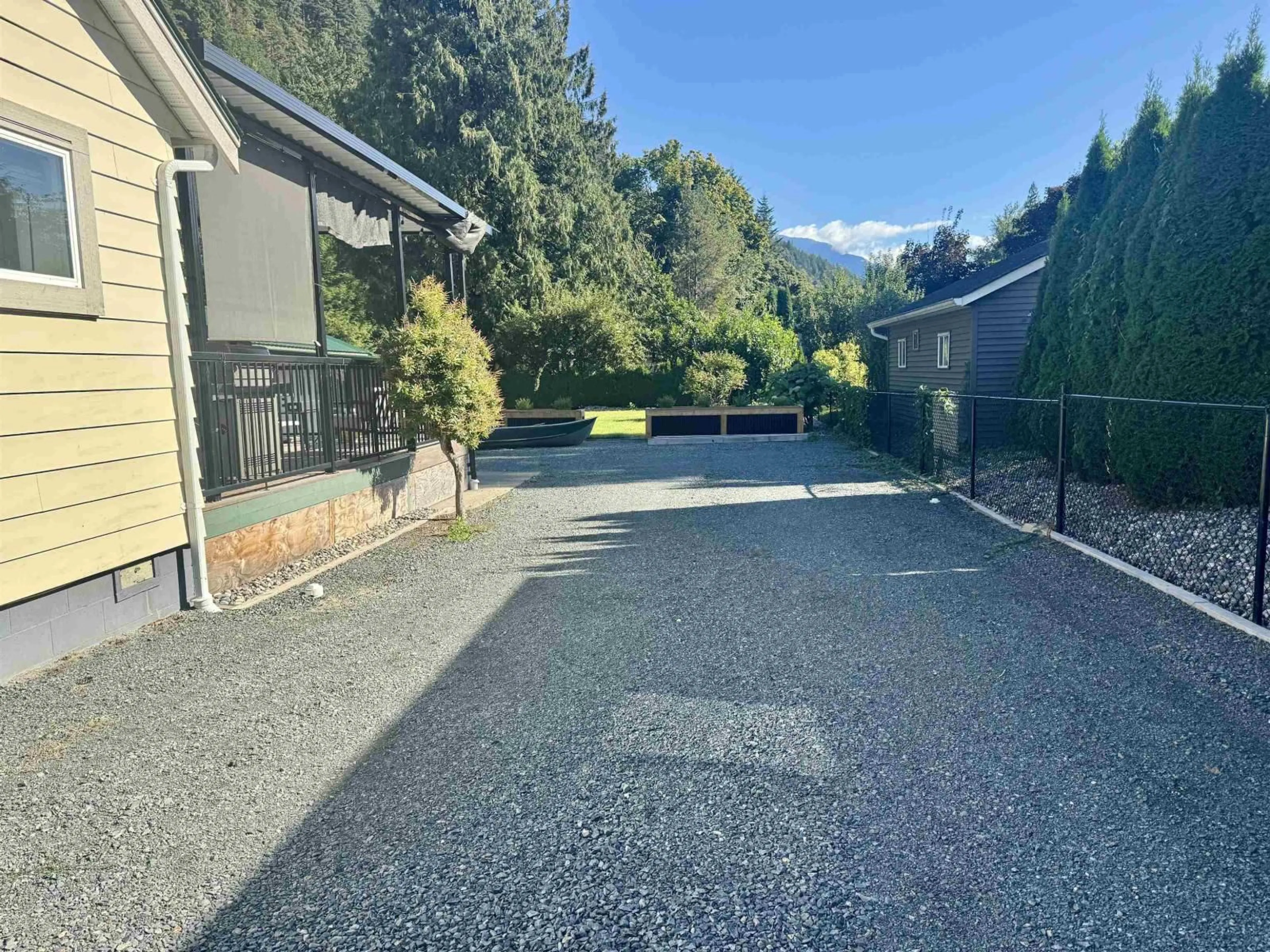A pic from outside/outdoor area/front of a property/back of a property/a pic from drone, unknown for 562 LILLOOET AVENUE, Harrison Hot Springs British Columbia V0M1K0