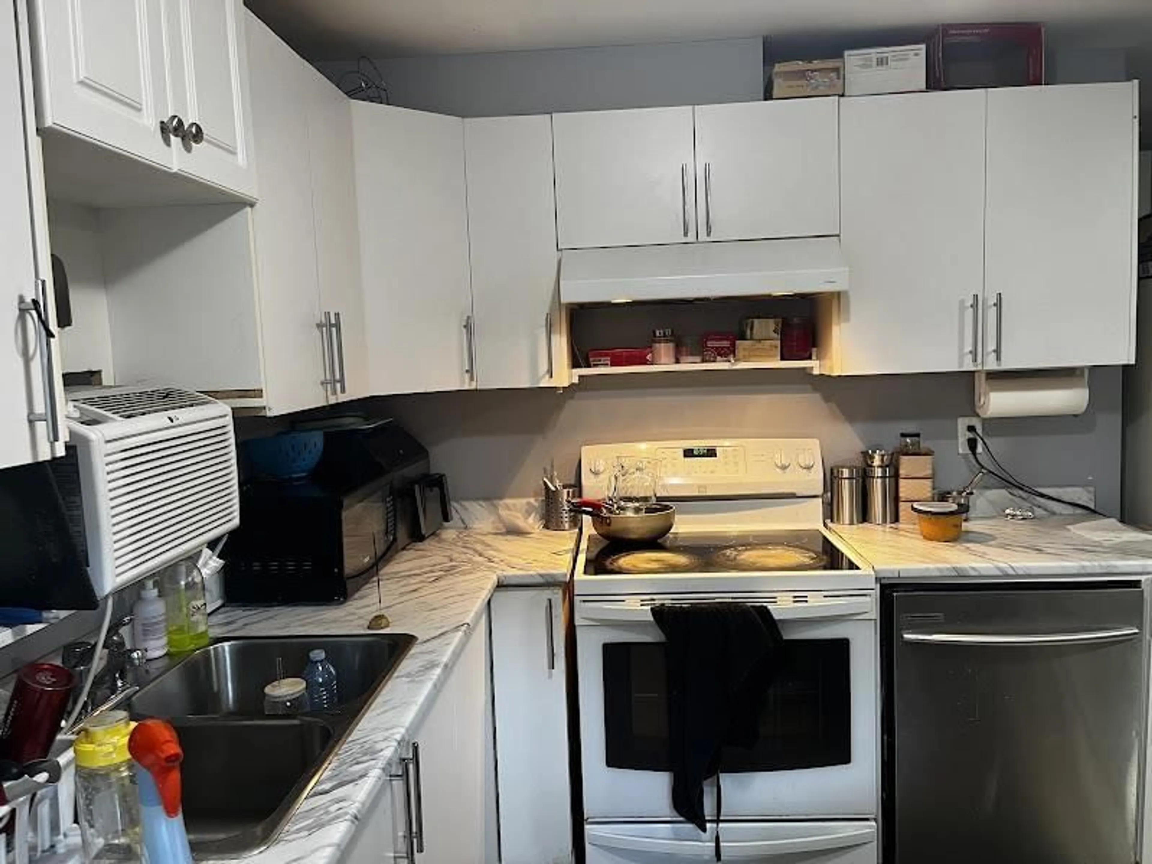 Standard kitchen, unknown for 13202 67 AVENUE, Surrey British Columbia V3W7J2