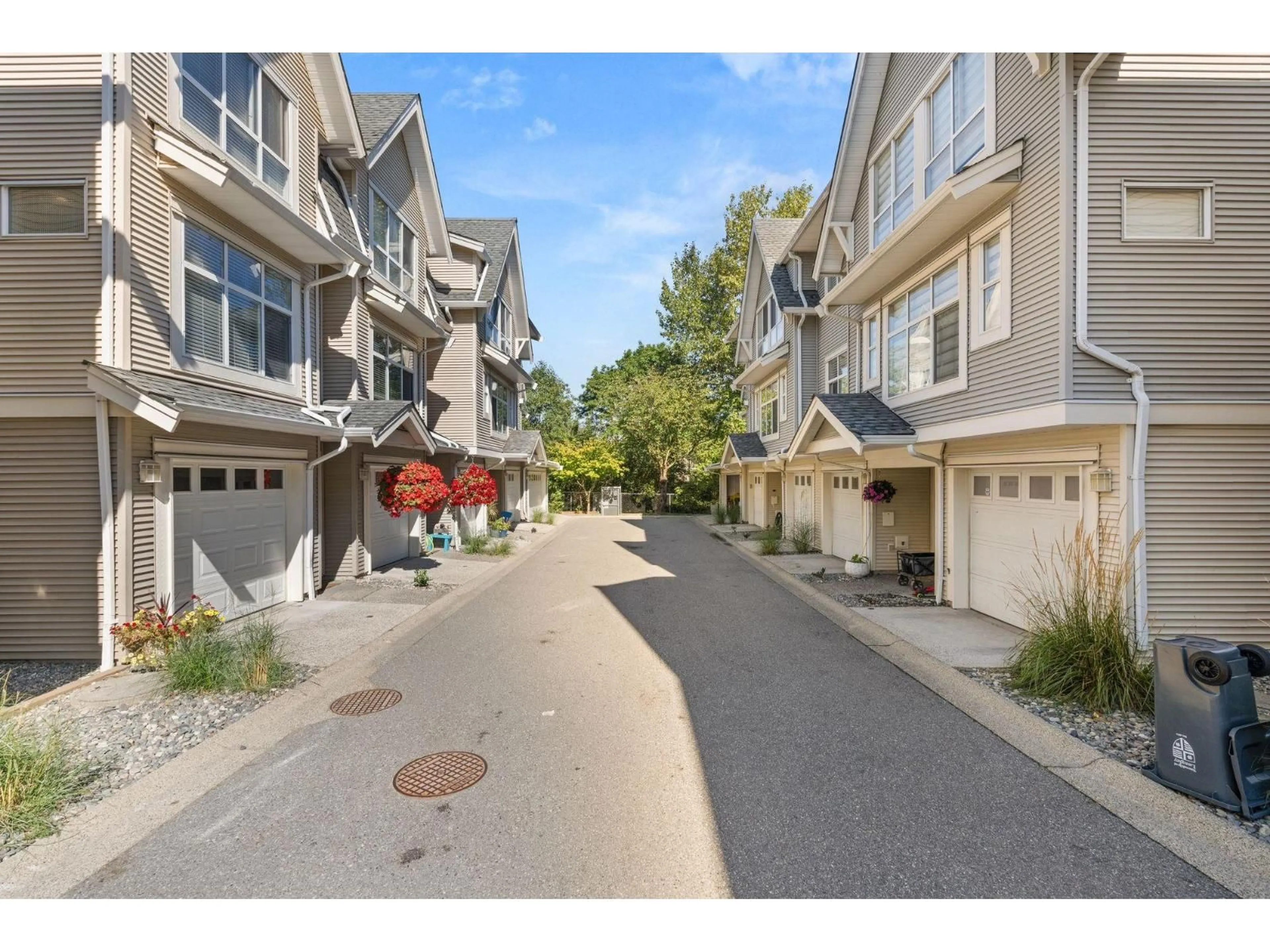 A pic from outside/outdoor area/front of a property/back of a property/a pic from drone, street for 36 - 6450 199, Langley British Columbia V2Y2X1