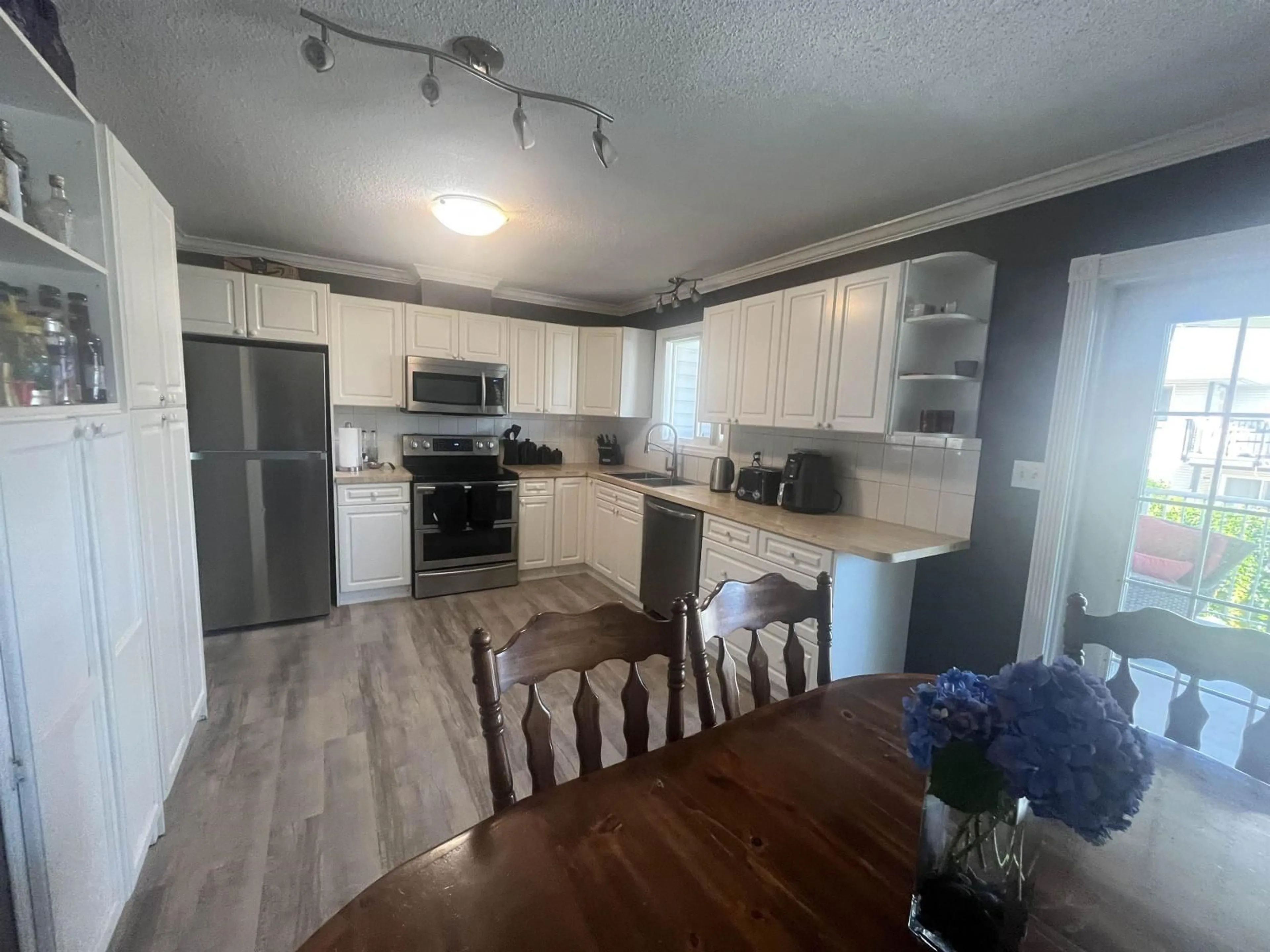 Open concept kitchen, unknown for 6110 GLENMORE DRIVE, Chilliwack British Columbia V2R3G7