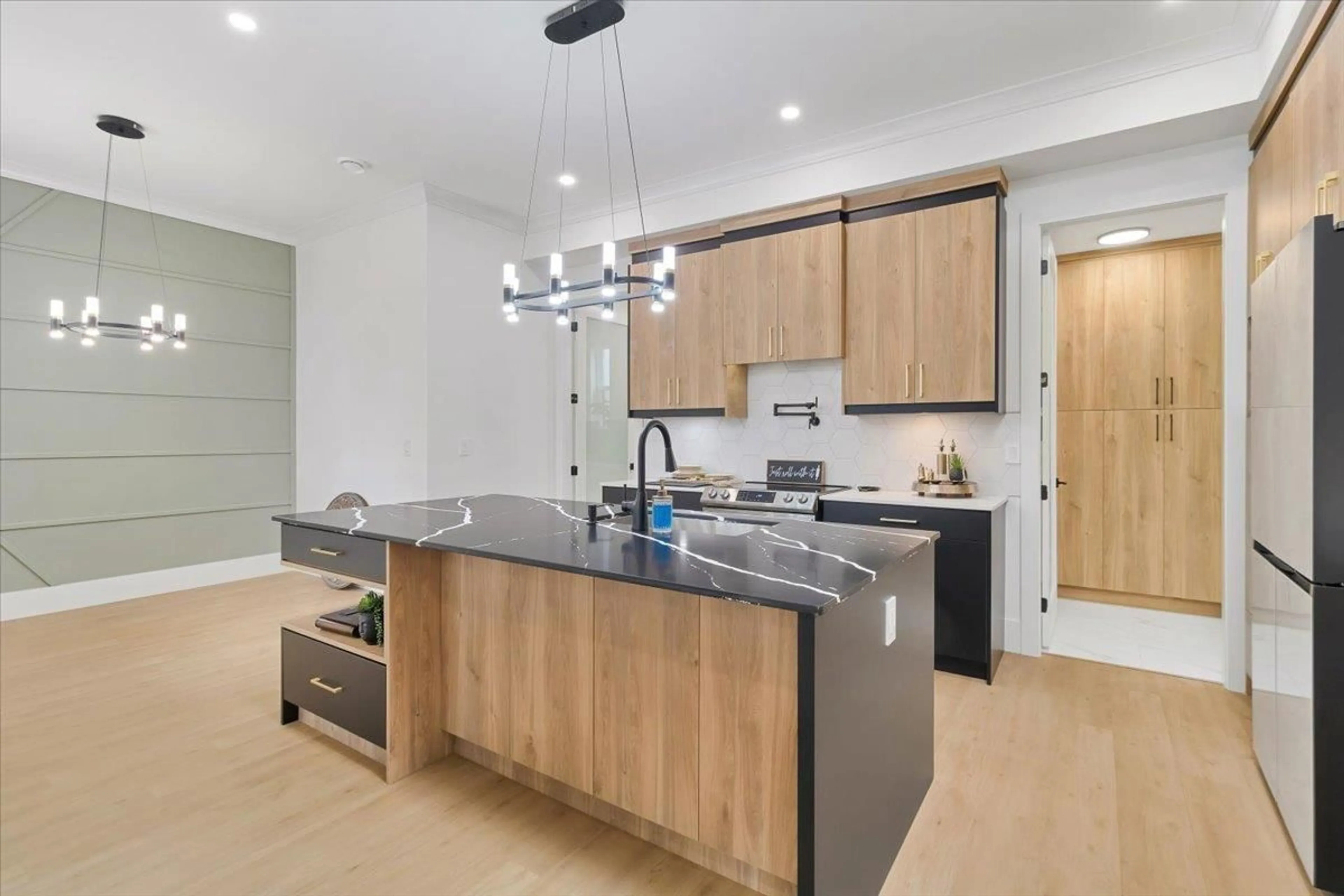 Open concept kitchen, unknown for 26514 29, Langley British Columbia V4W3A9