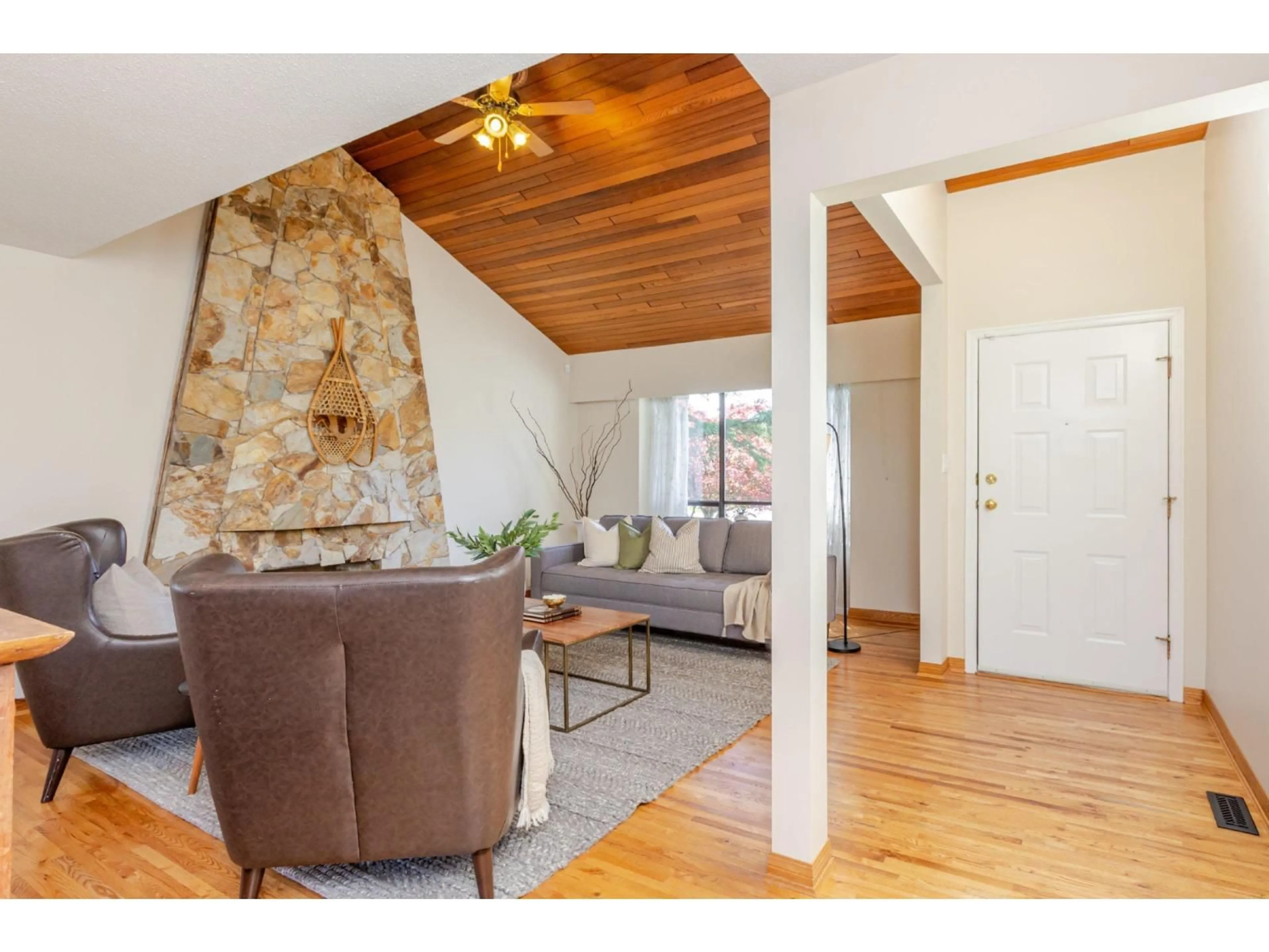 Living room with furniture, wood/laminate floor for 10758 FRASERGLEN, Surrey British Columbia V4N1Y3