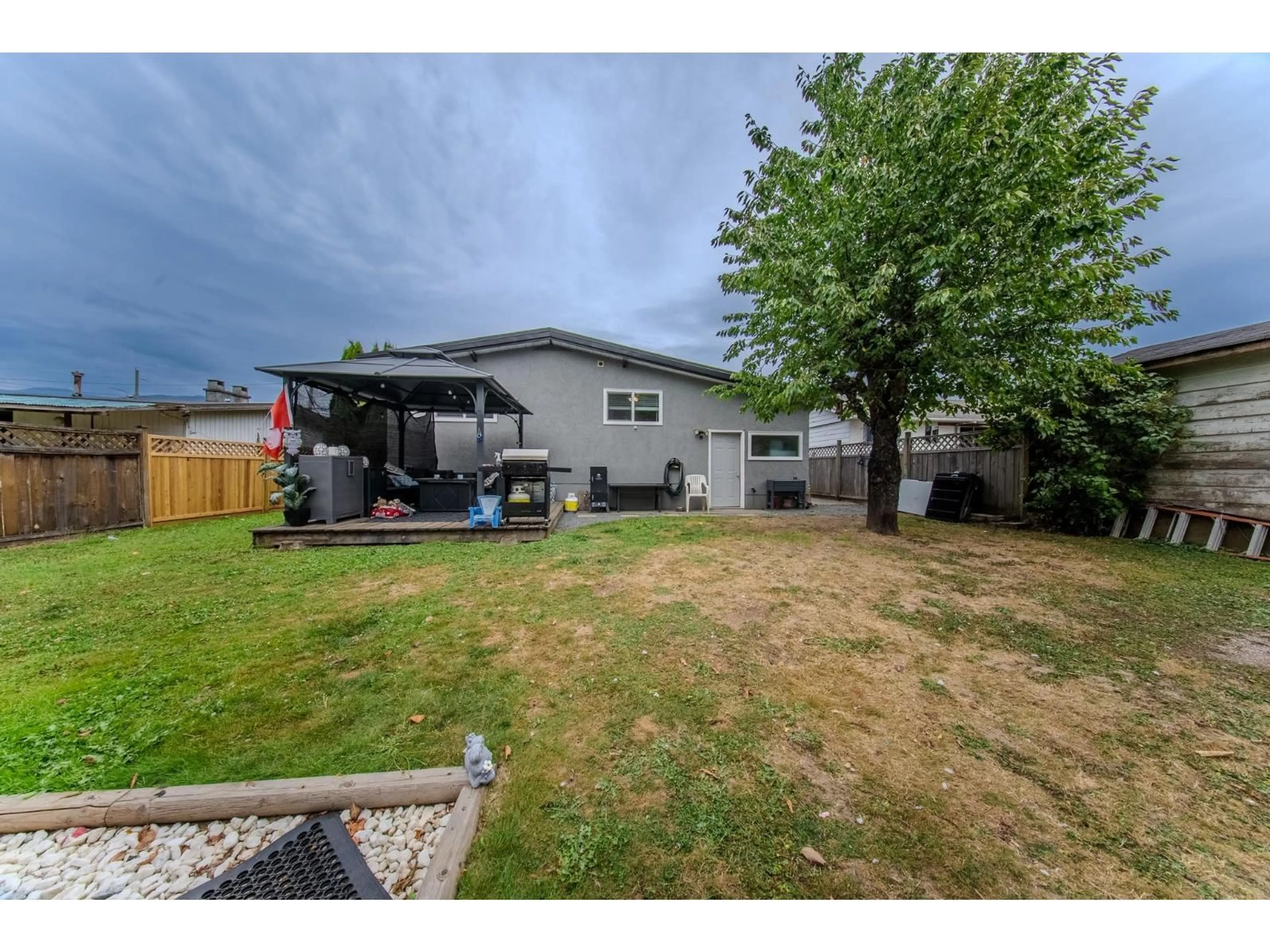 A pic from outside/outdoor area/front of a property/back of a property/a pic from drone, street for 45440 WELLINGTON AVENUE, Chilliwack British Columbia V2P2E9