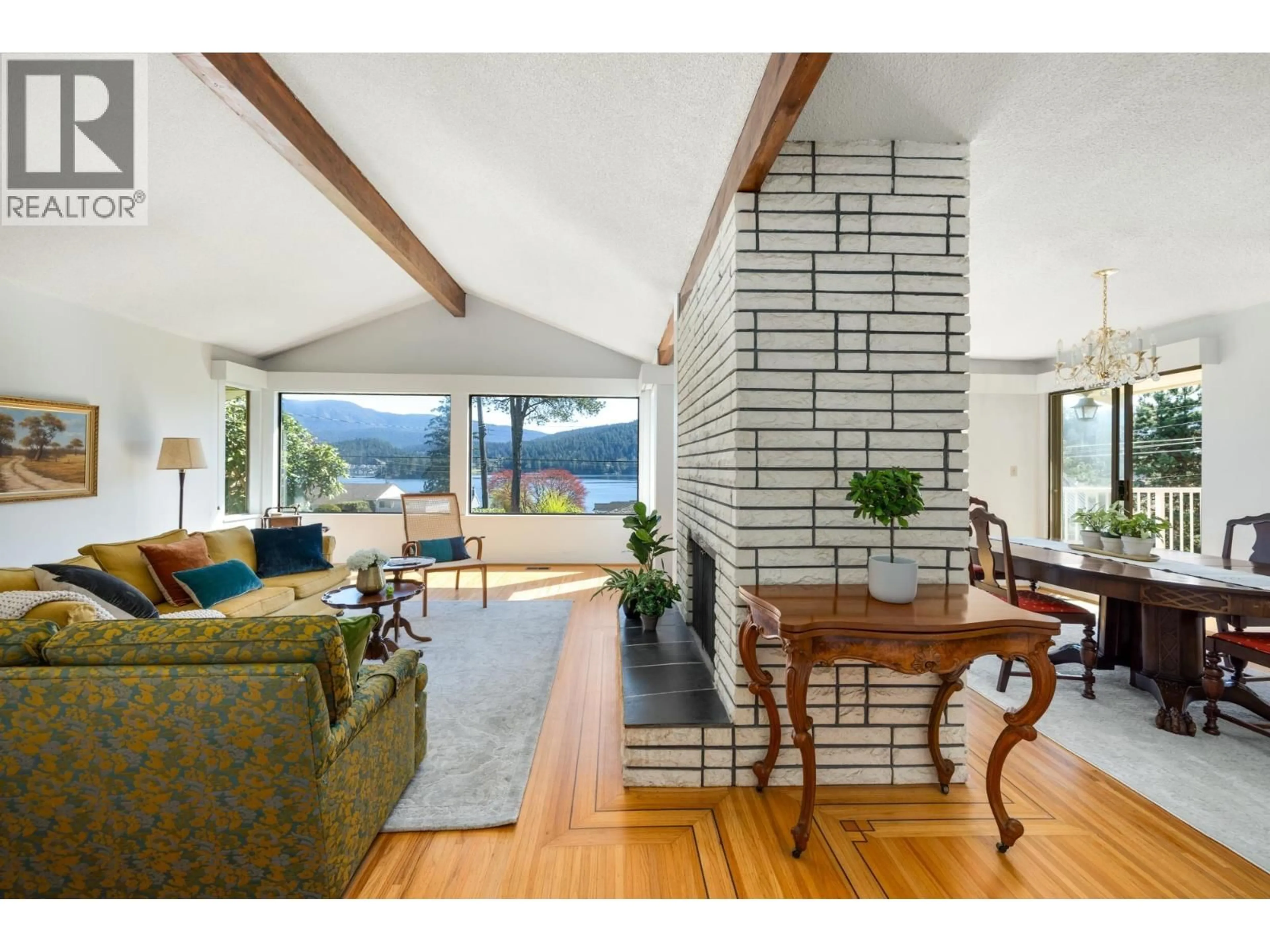 Living room with furniture, unknown for 587 BEACHVIEW DRIVE, North Vancouver British Columbia V7G1P8