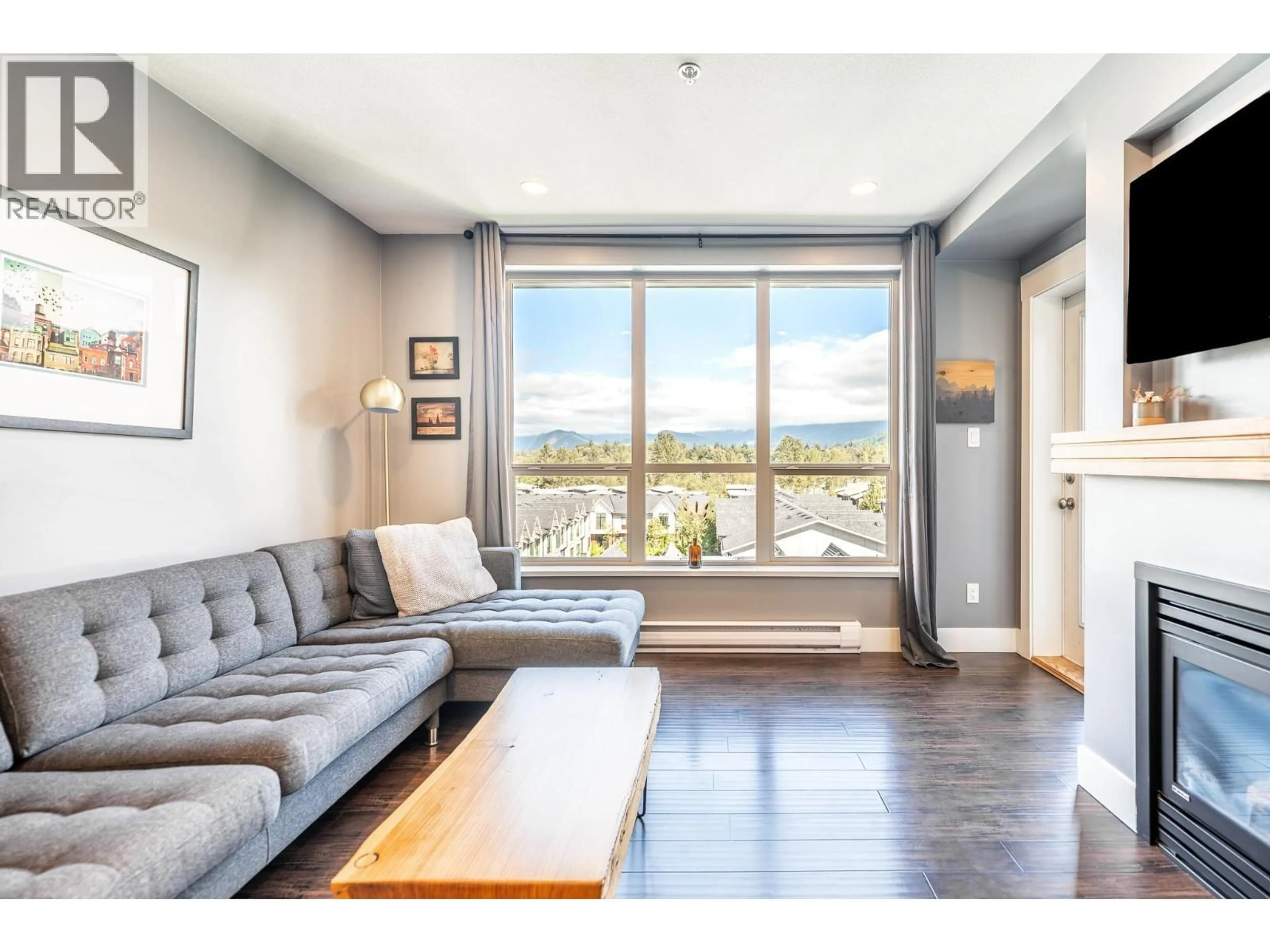 Living room with furniture, wood/laminate floor for 521 - 1211 VILLAGE GREEN WAY, Squamish British Columbia V8B0R7