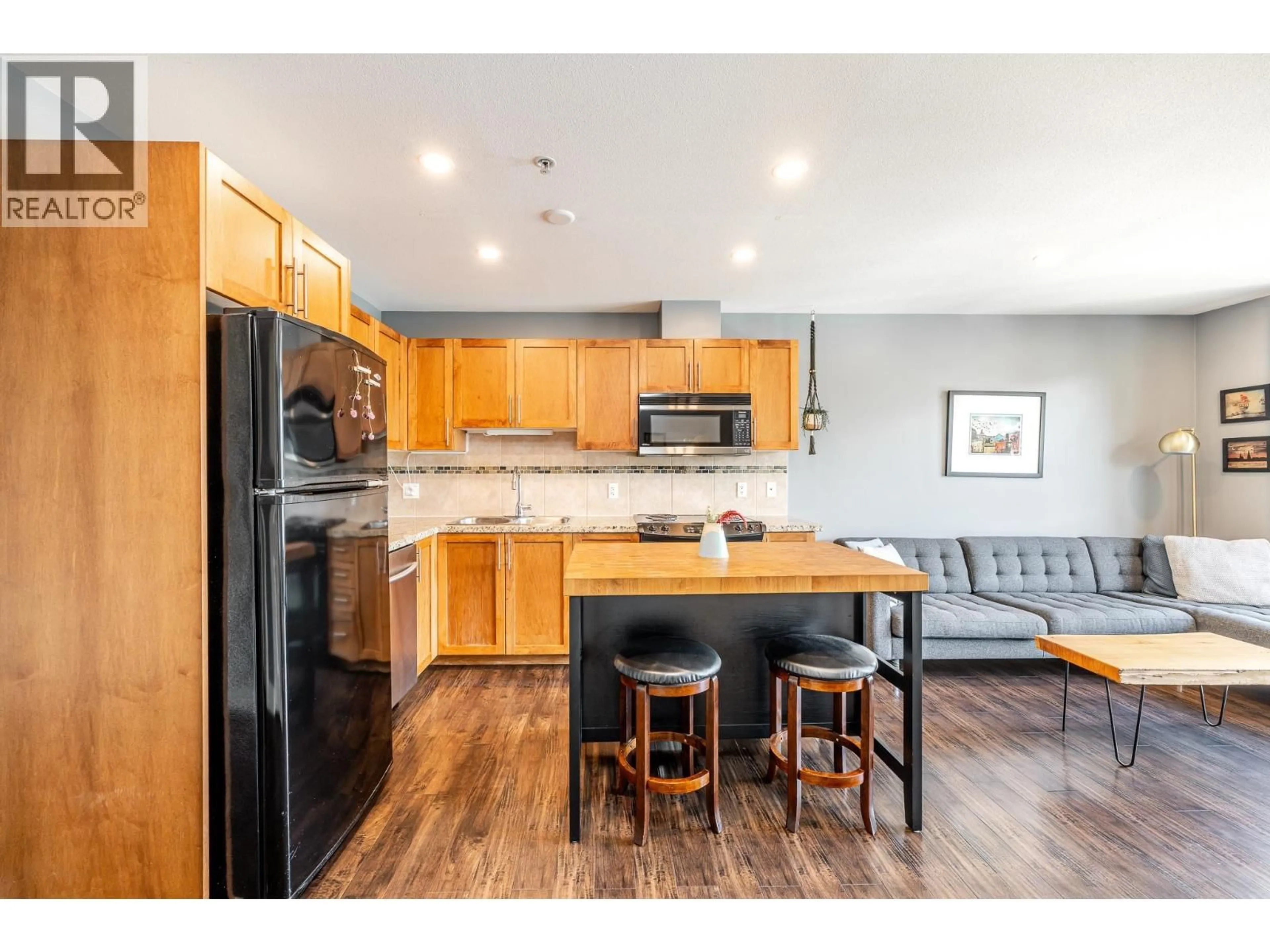 Open concept kitchen, wood/laminate floor for 521 - 1211 VILLAGE GREEN WAY, Squamish British Columbia V8B0R7