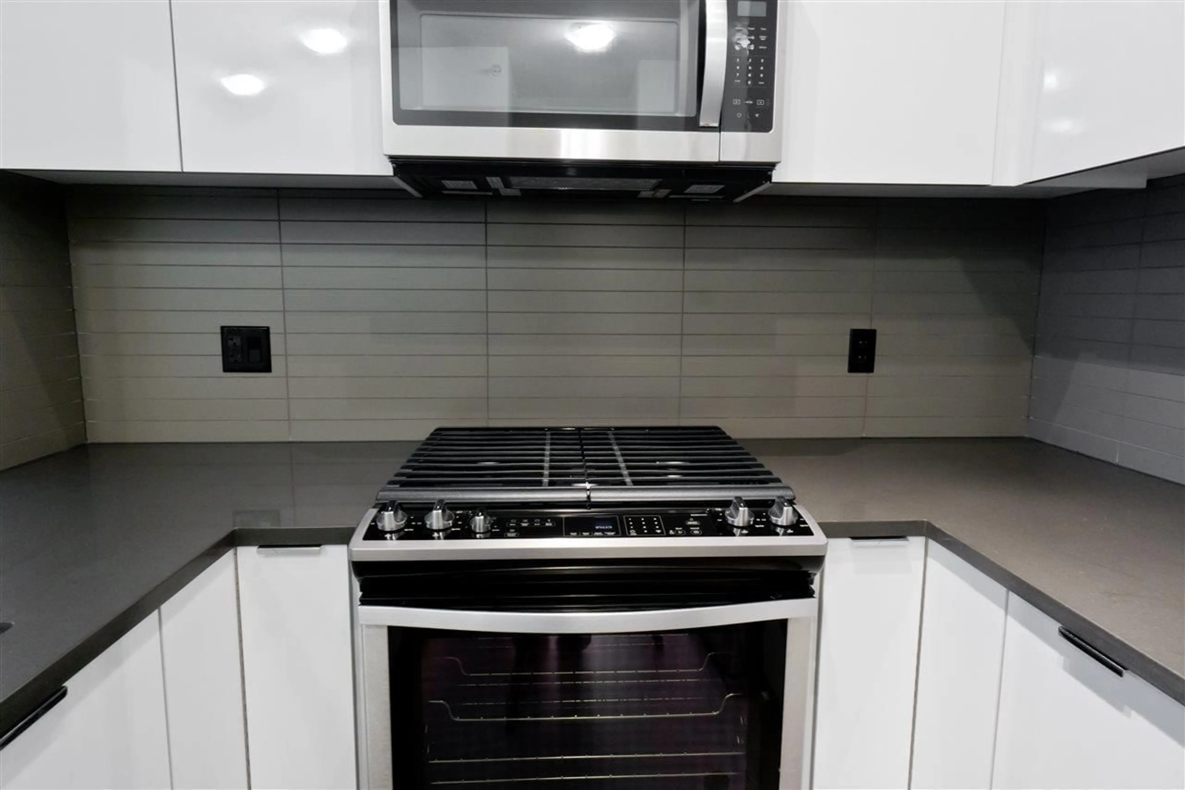 Standard kitchen, ceramic/tile floor for 405 - 3323 151, Surrey British Columbia V3Z0L3