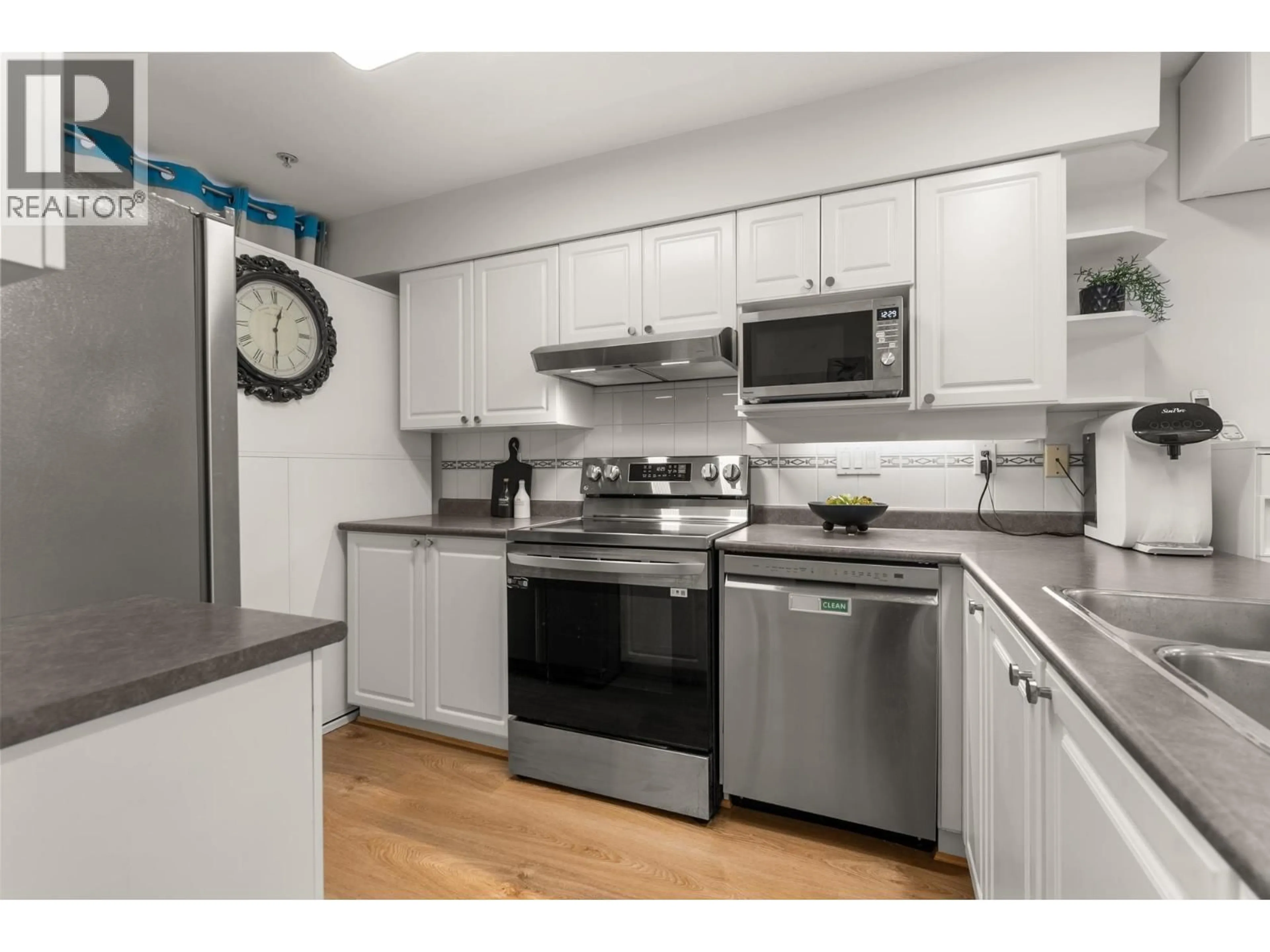 Standard kitchen, wood/laminate floor for 213 - 1999 SUFFOLK AVENUE, Port Coquitlam British Columbia V3B7X7
