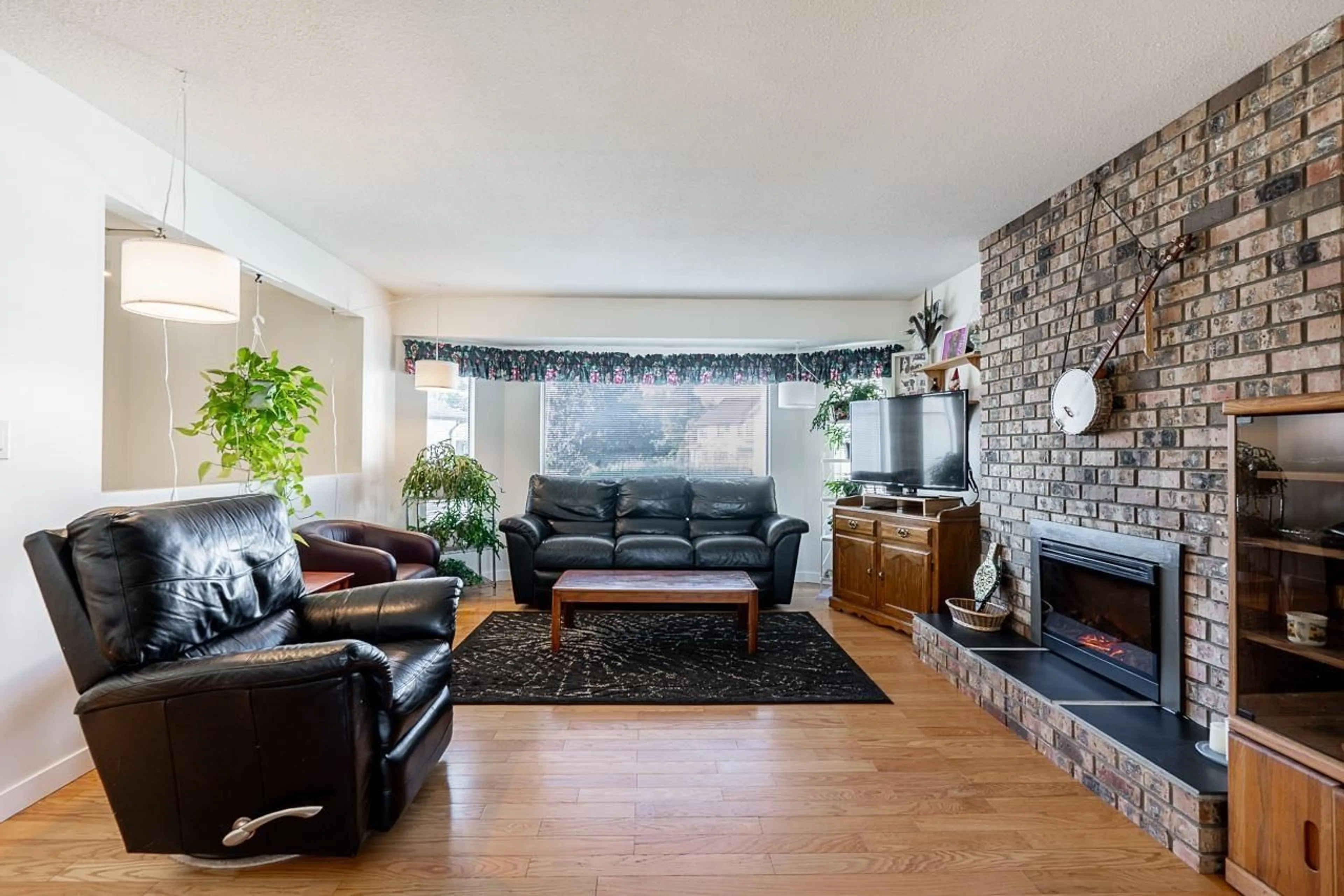 Living room with furniture, unknown for 6576 132A, Surrey British Columbia V3W8E2