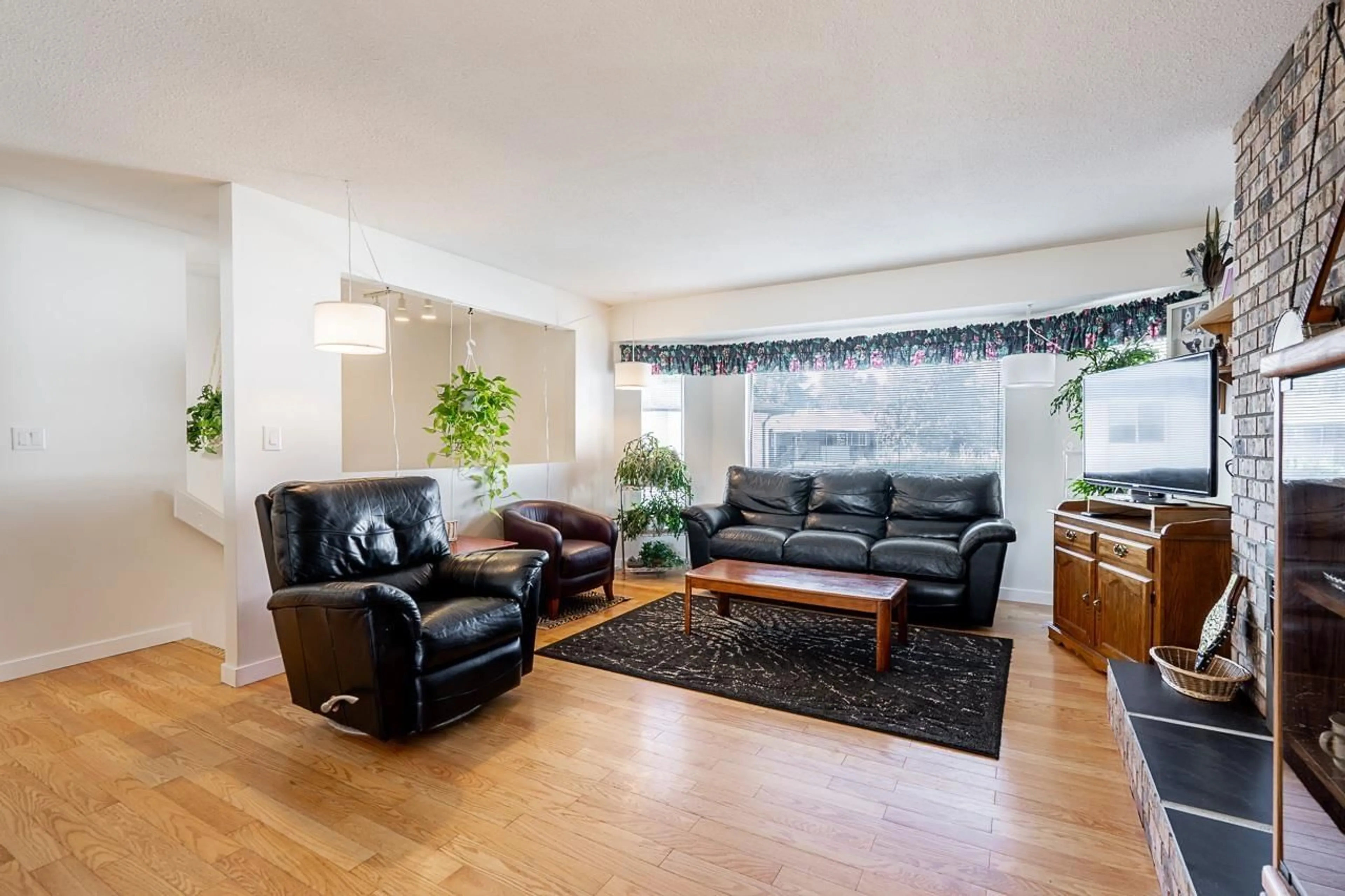 Living room with furniture, unknown for 6576 132A, Surrey British Columbia V3W8E2